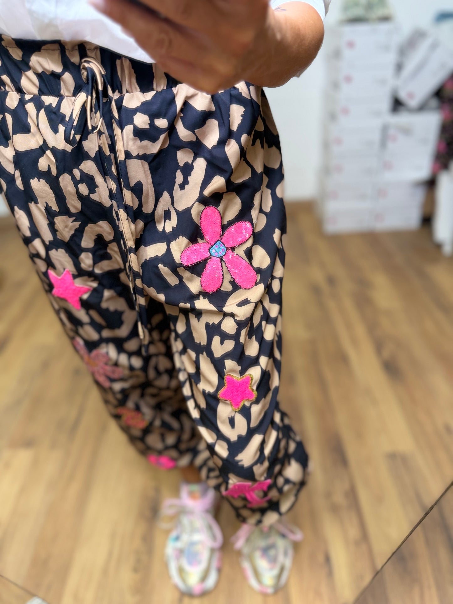 ABpink. Pantalone animalier con applicazioni – Pezzo Unico