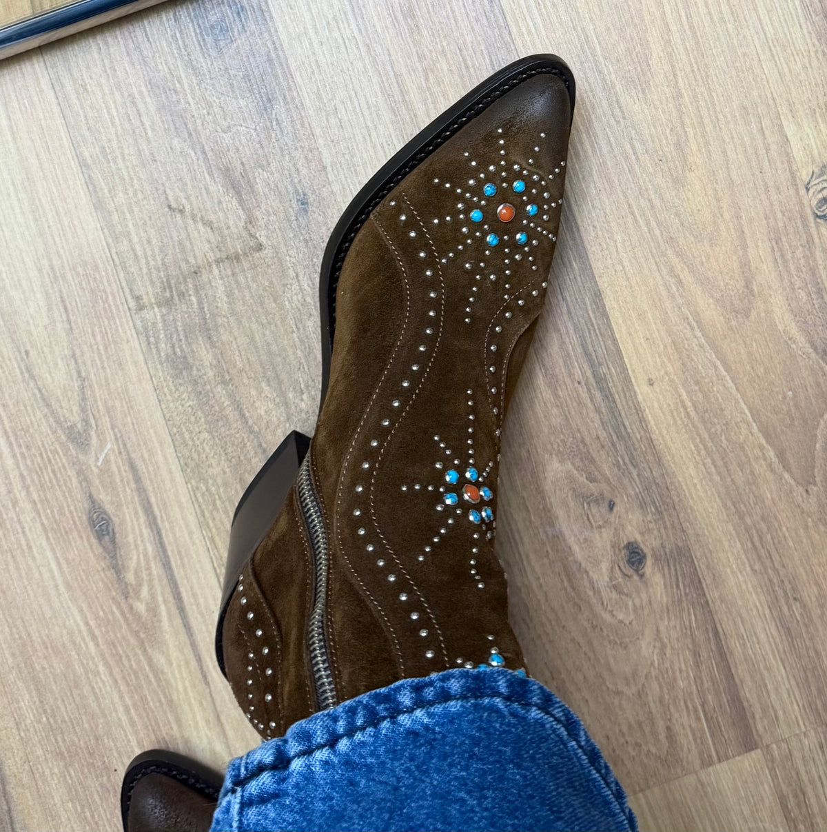 Ducanero. Texano in suede con borchie e pietre