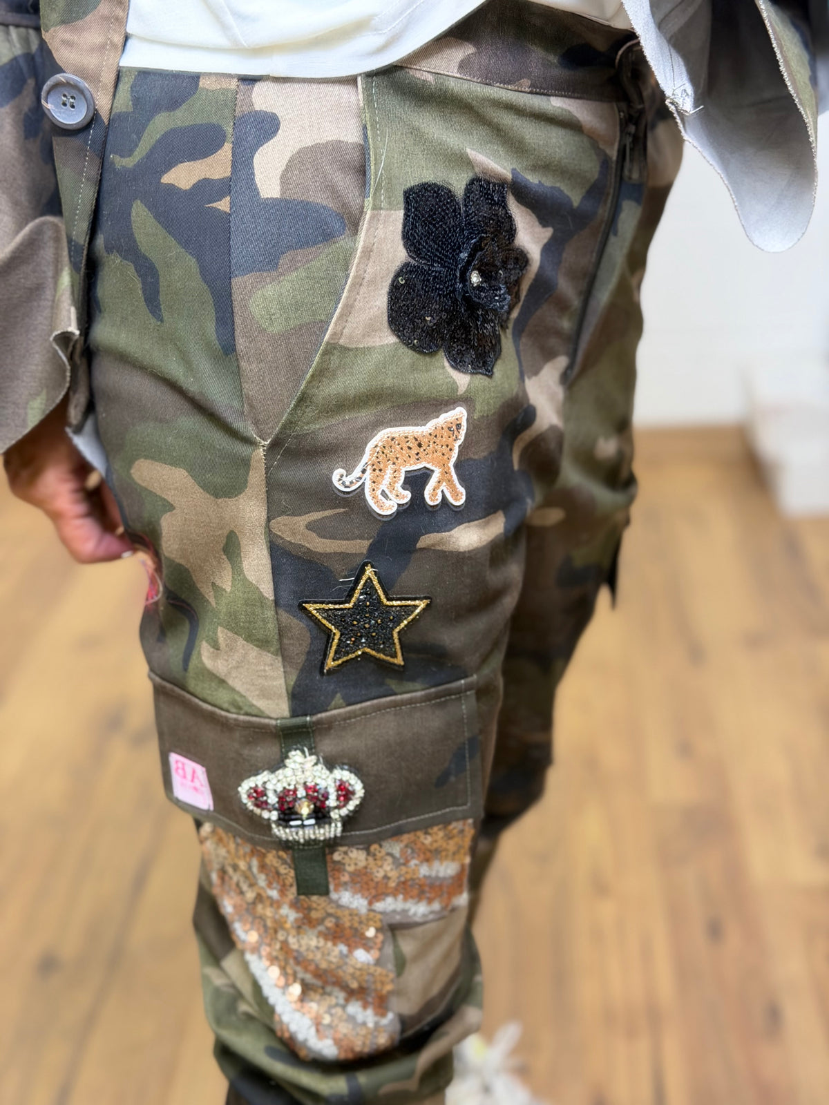 Abpink. Pantalone cargo camouflage con applicazioni