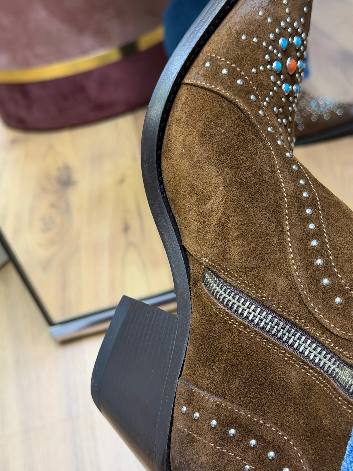 Ducanero. Texano in suede con borchie e pietre