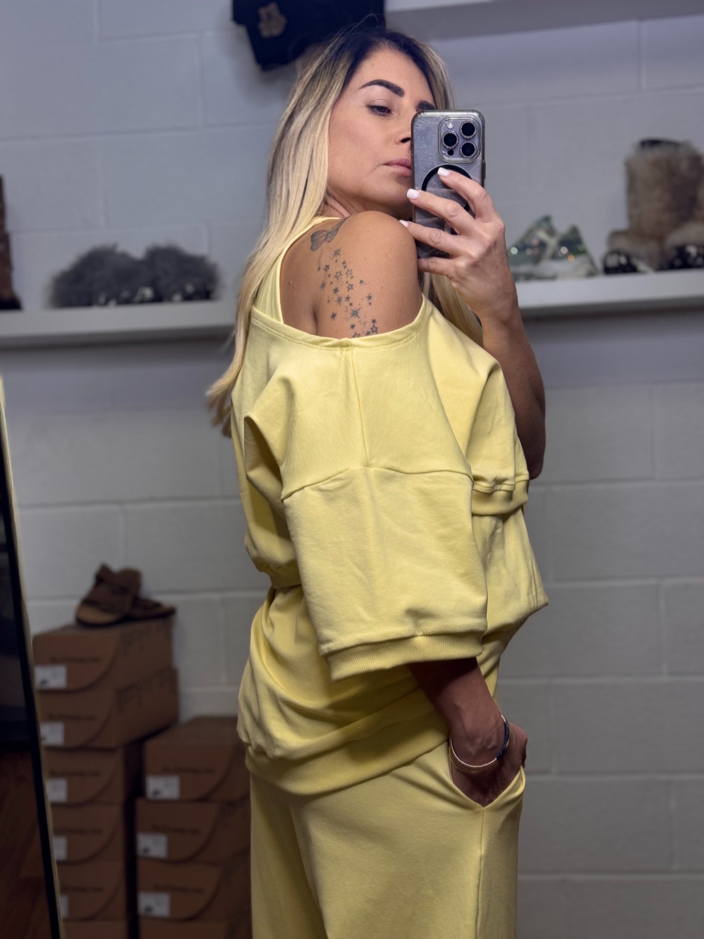 Le Streghe. Felpa over gialla