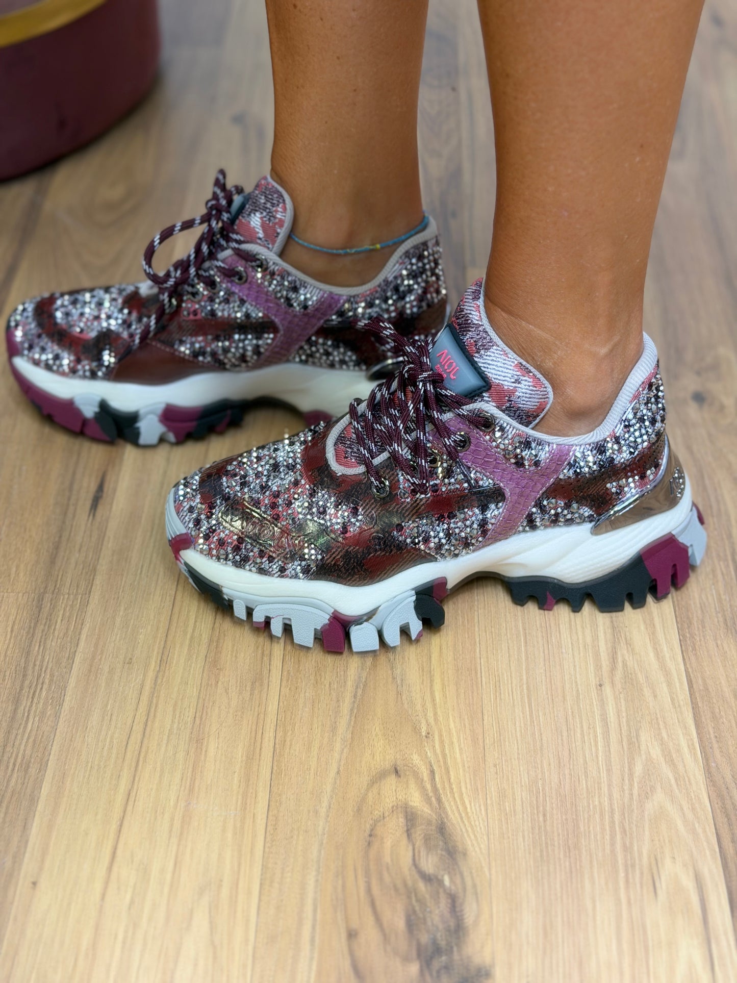 Joia Paris. Sneakers Jewel Bordeaux.