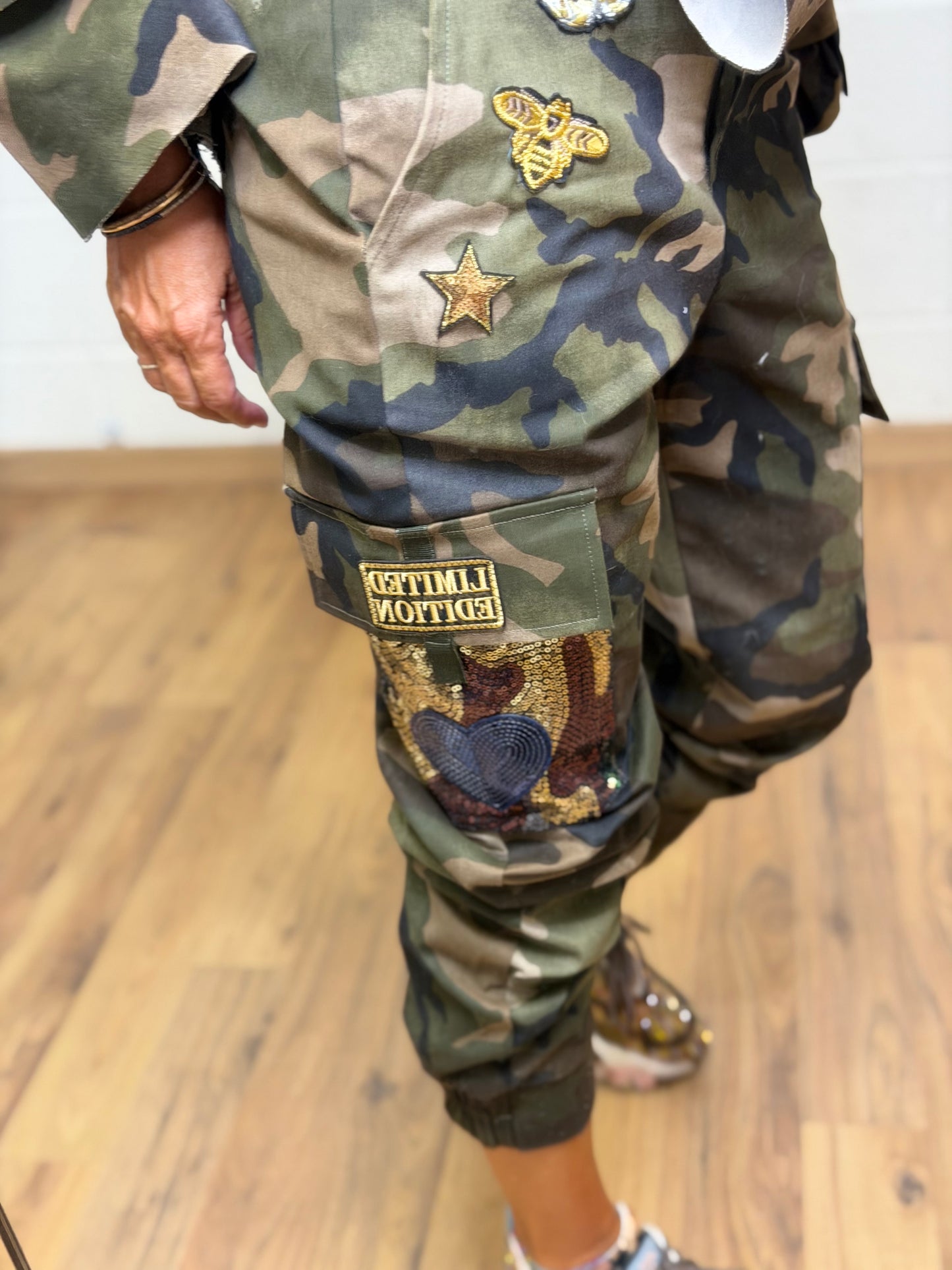 Abpink. Cargo camouflage con patch gioiello