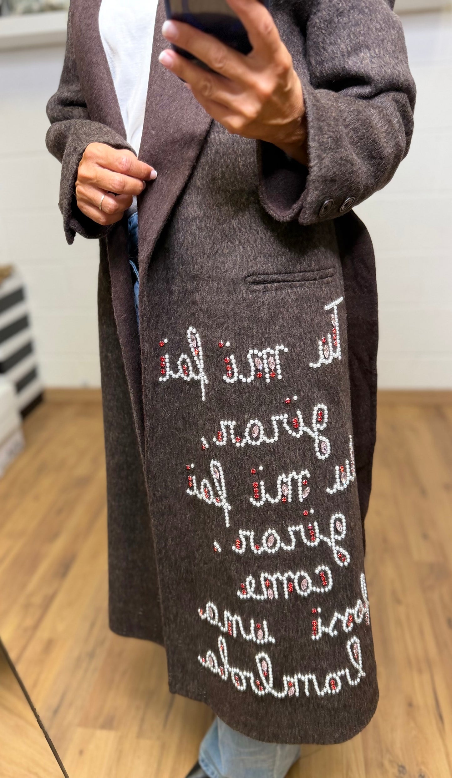 Front Street. Cappotto lungo con scritta gioiello