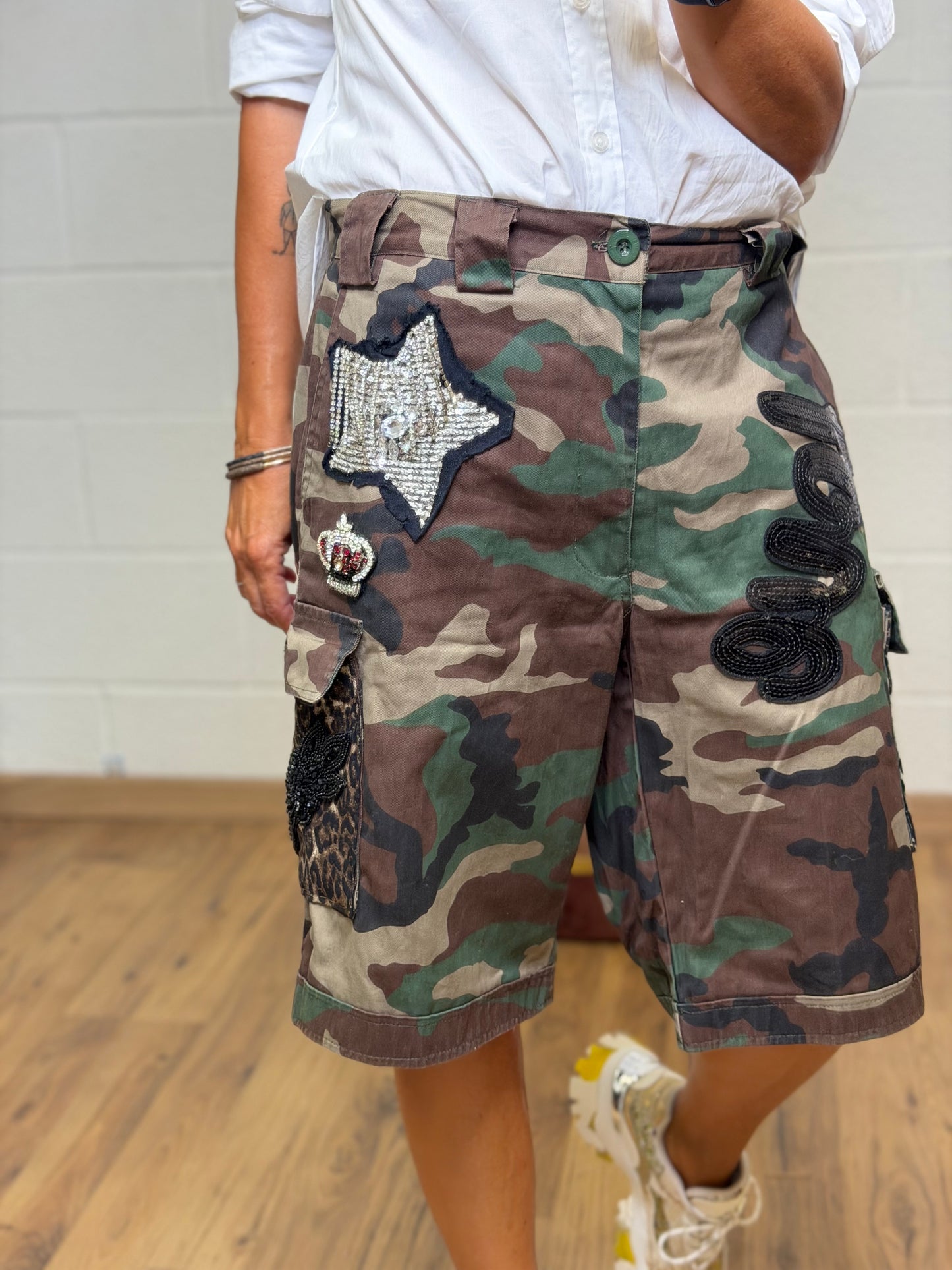 Abpink. Bermuda camouflage con patch gioiello