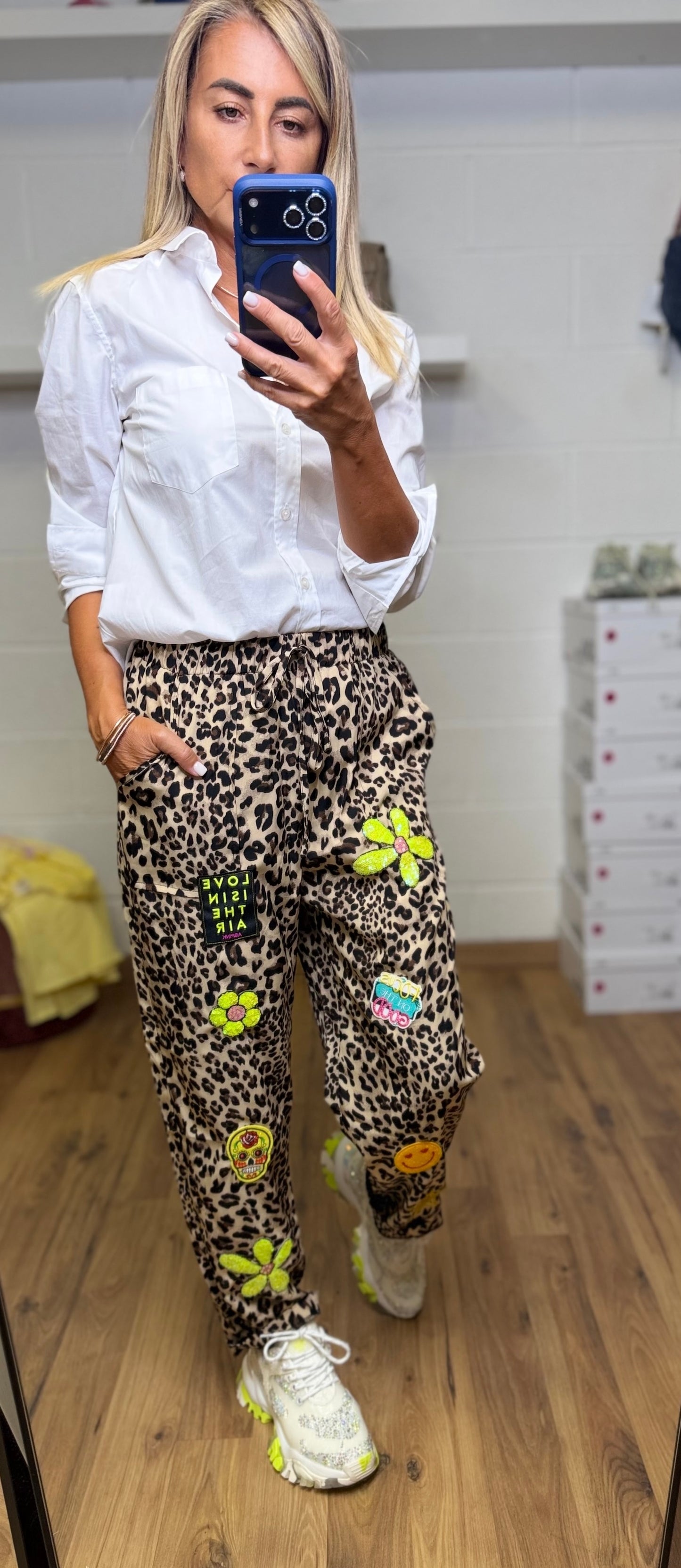 Abpink. Pantalone animalier con applicazioni