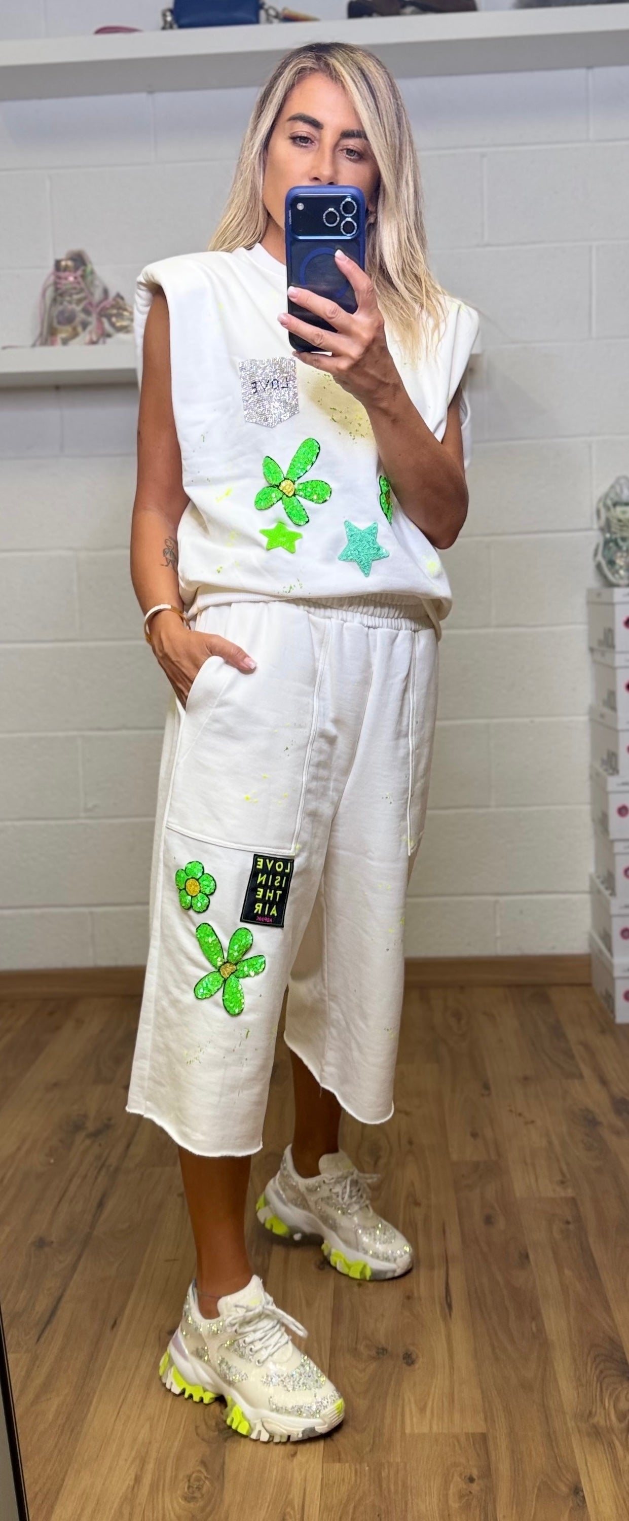 ABpink. Completo bianco fiori fluo