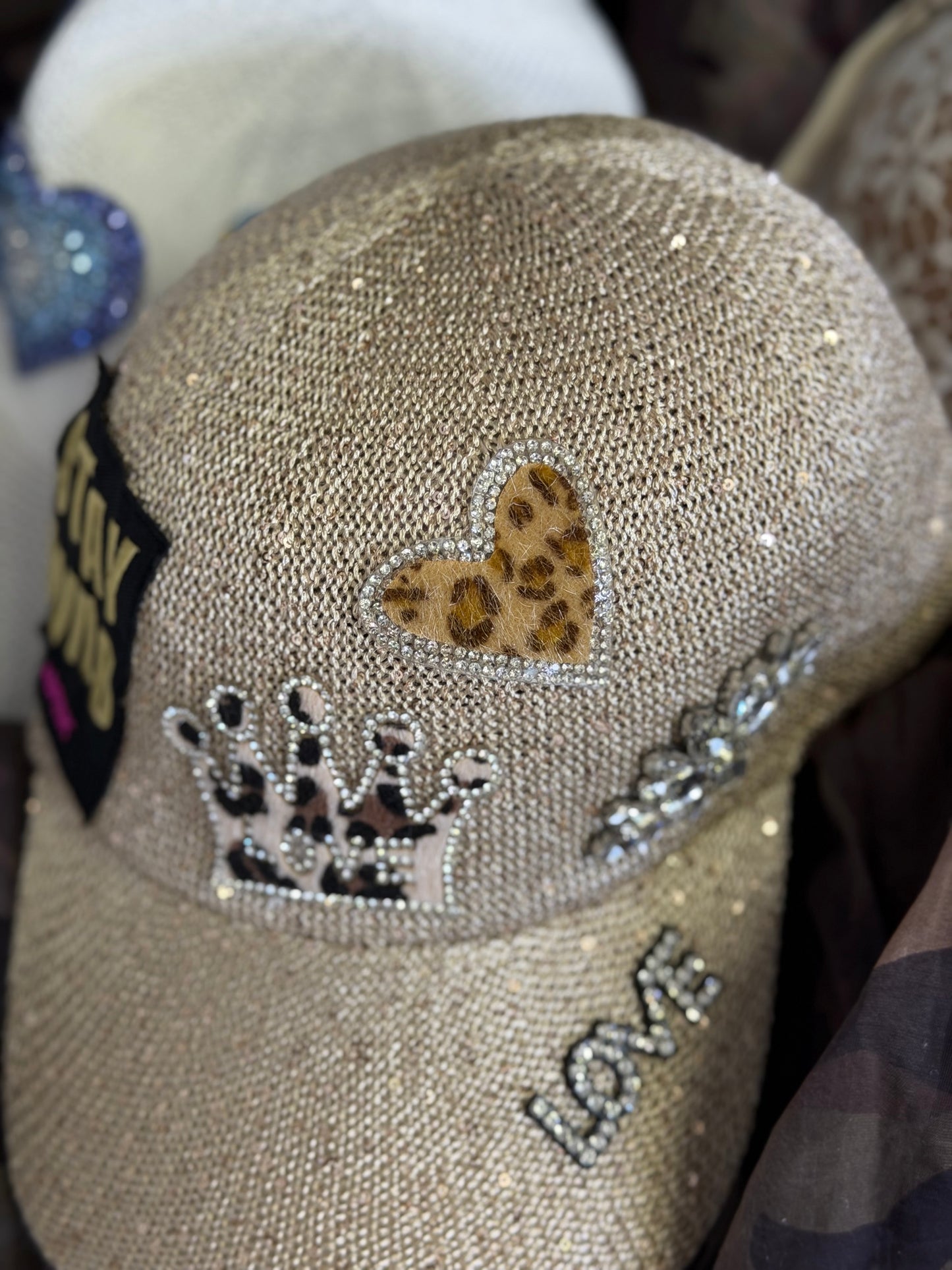 ABpink. Cappello esclusivo con applicazioni