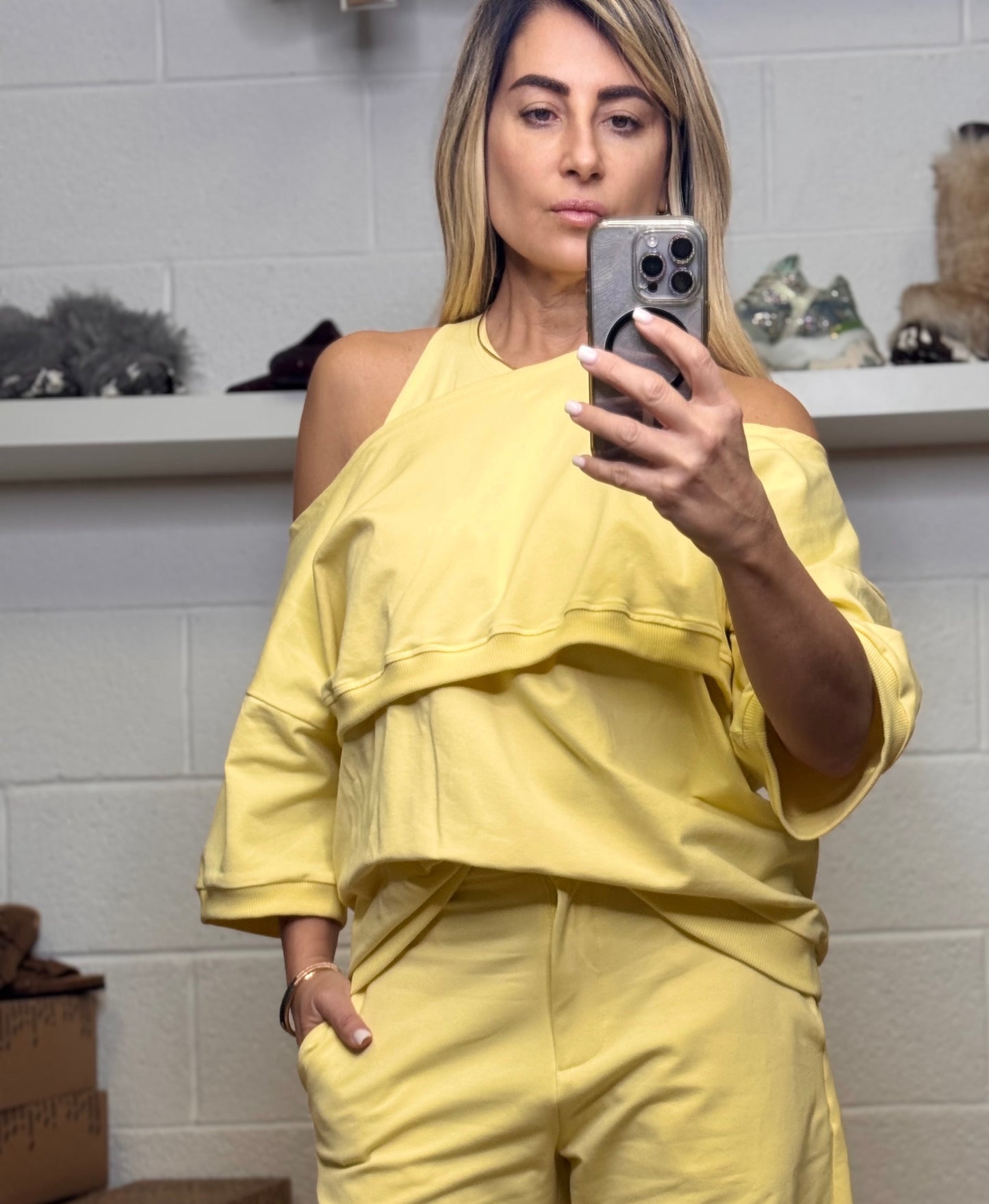 Le Streghe. Felpa over gialla