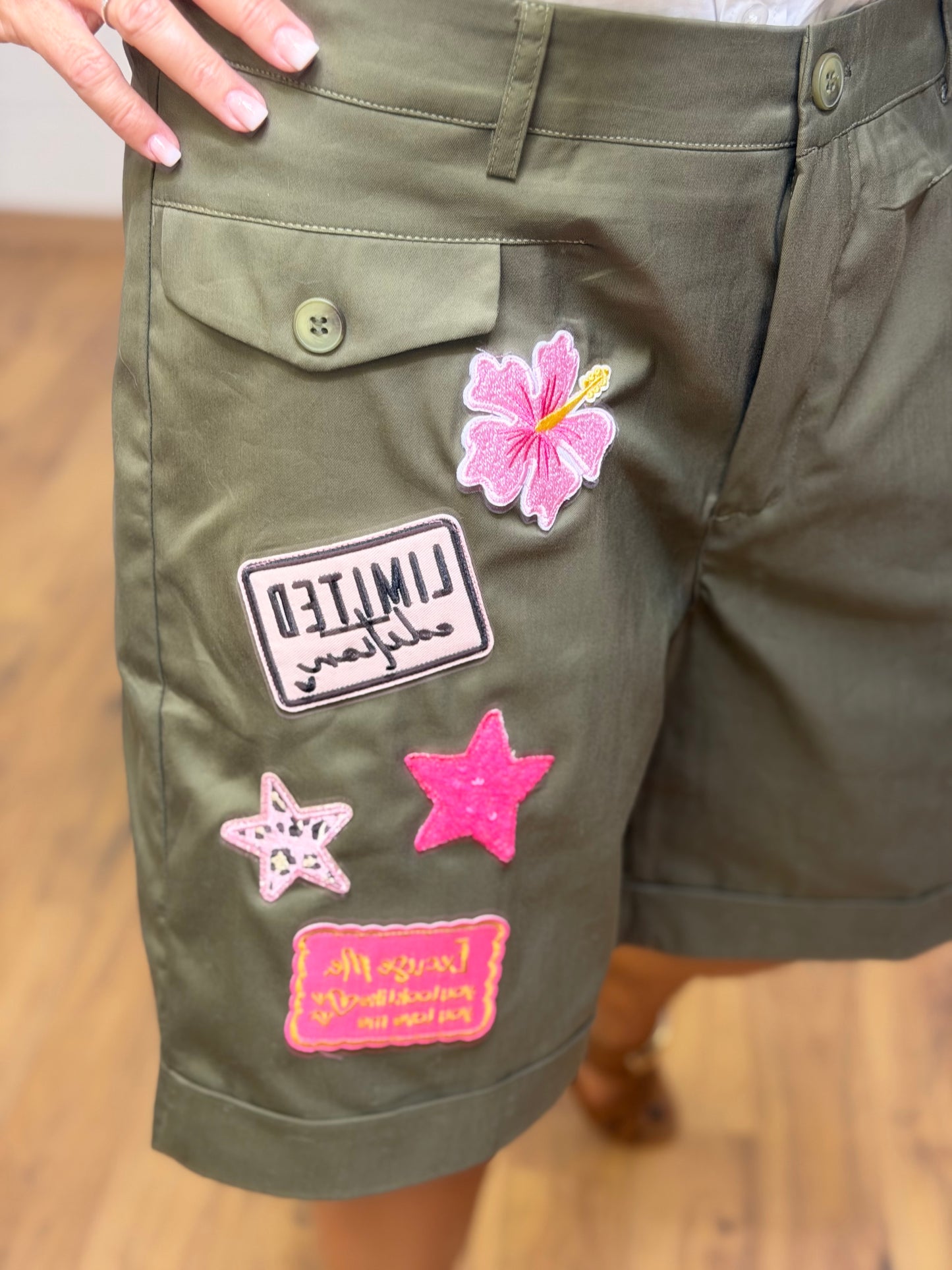 ABpink. Bermuda verde con patch