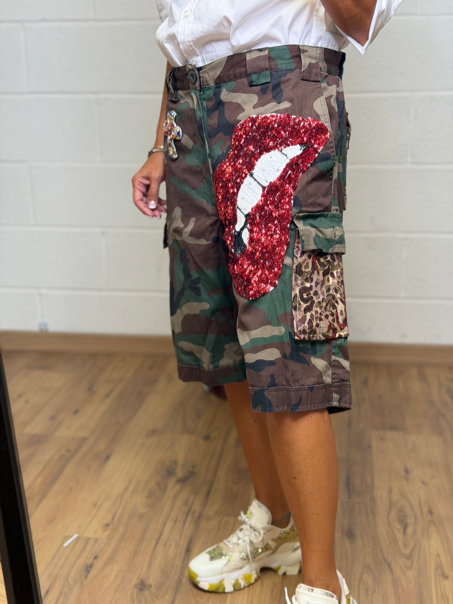 Abpink. Bermuda camouflage con patch gioiello