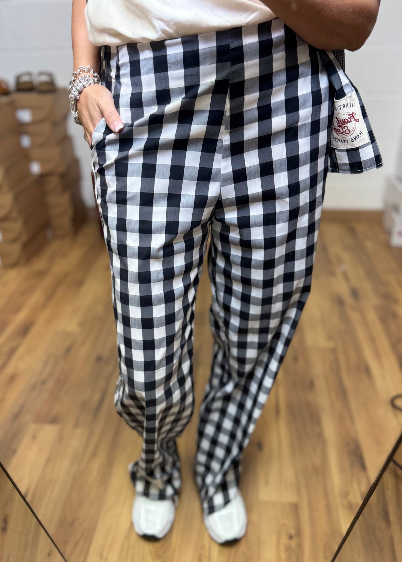 Front street. Pantalone Vichy