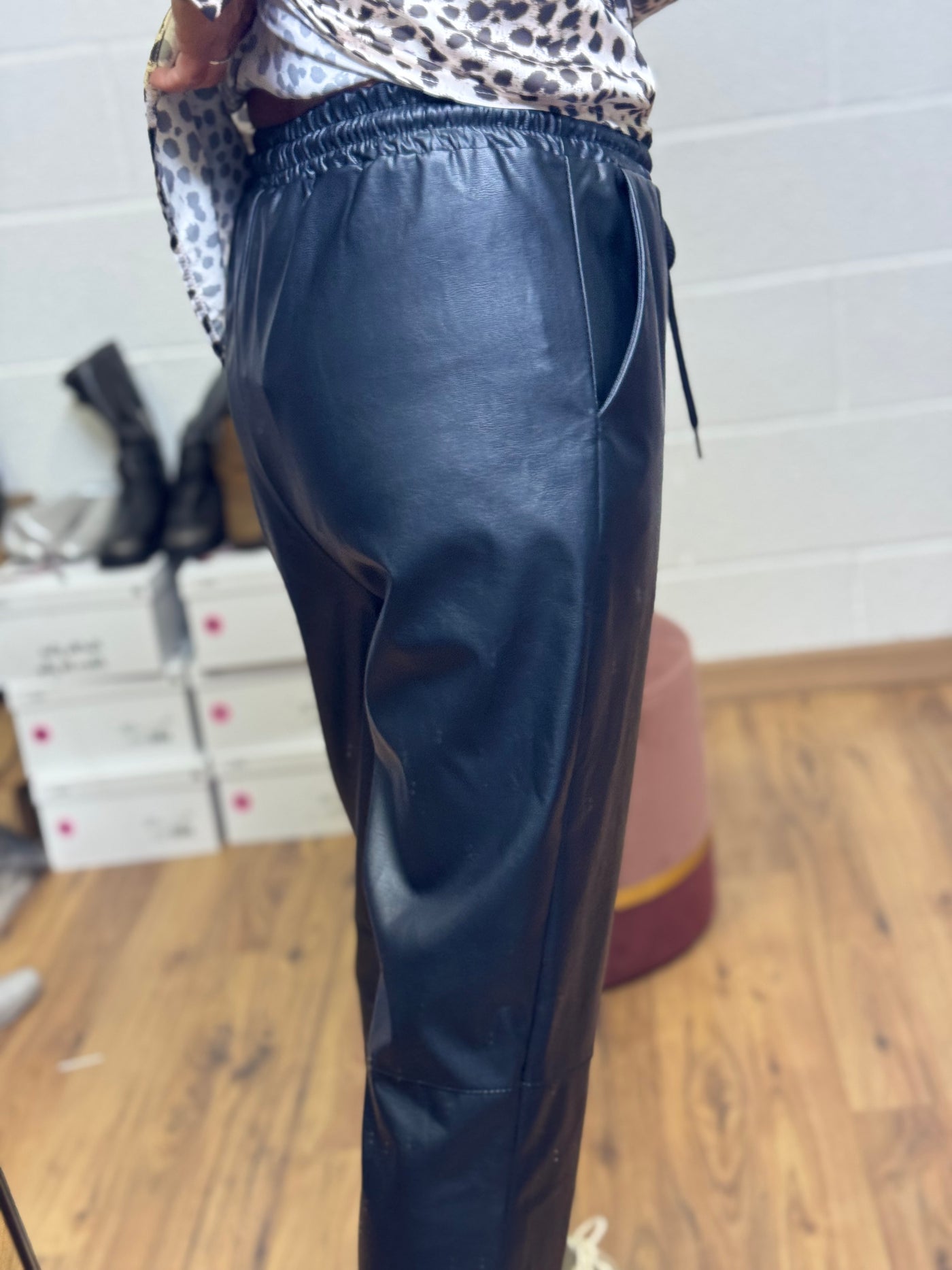 Le Streghe. Pantalone ecopelle nero-60%