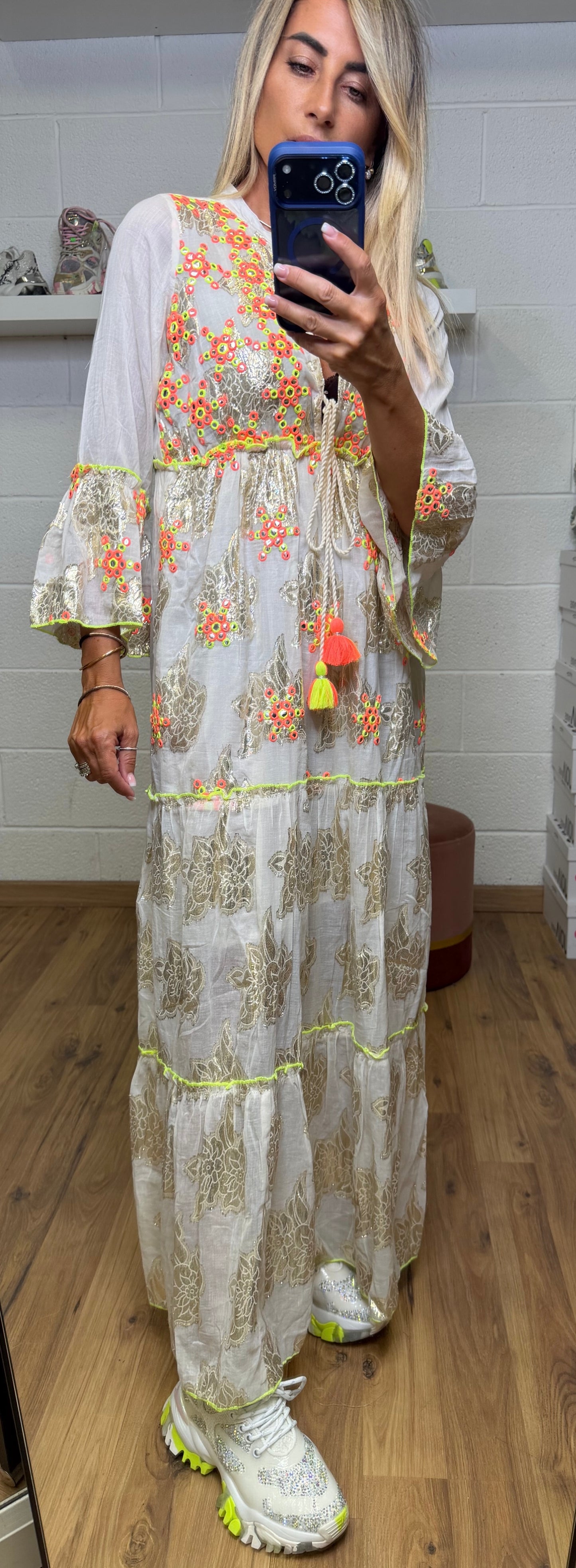 ABpink. Abito lungo boho ricamato con dettagli fluo