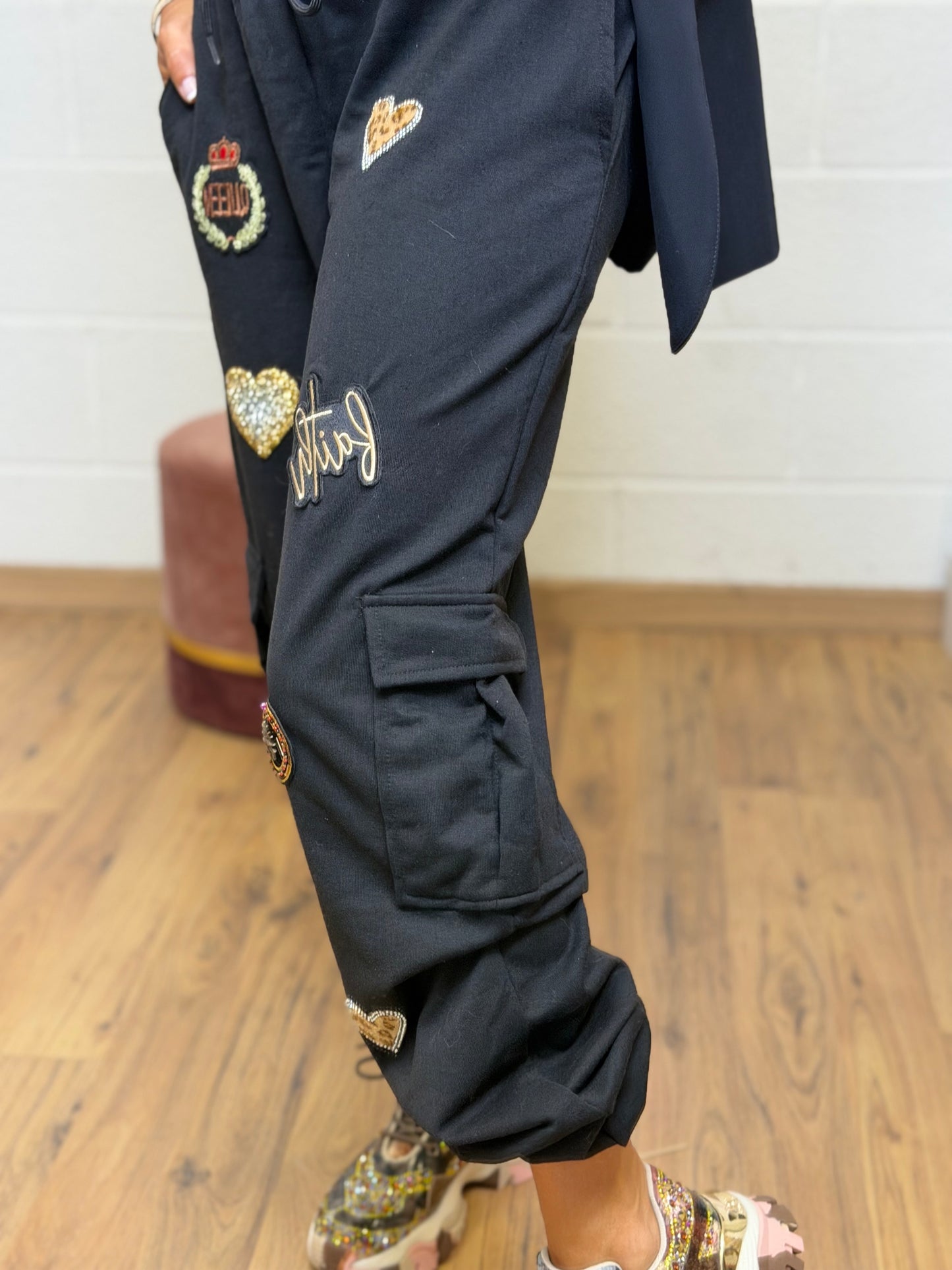 Abpink. Cargo nero con patch gioiello