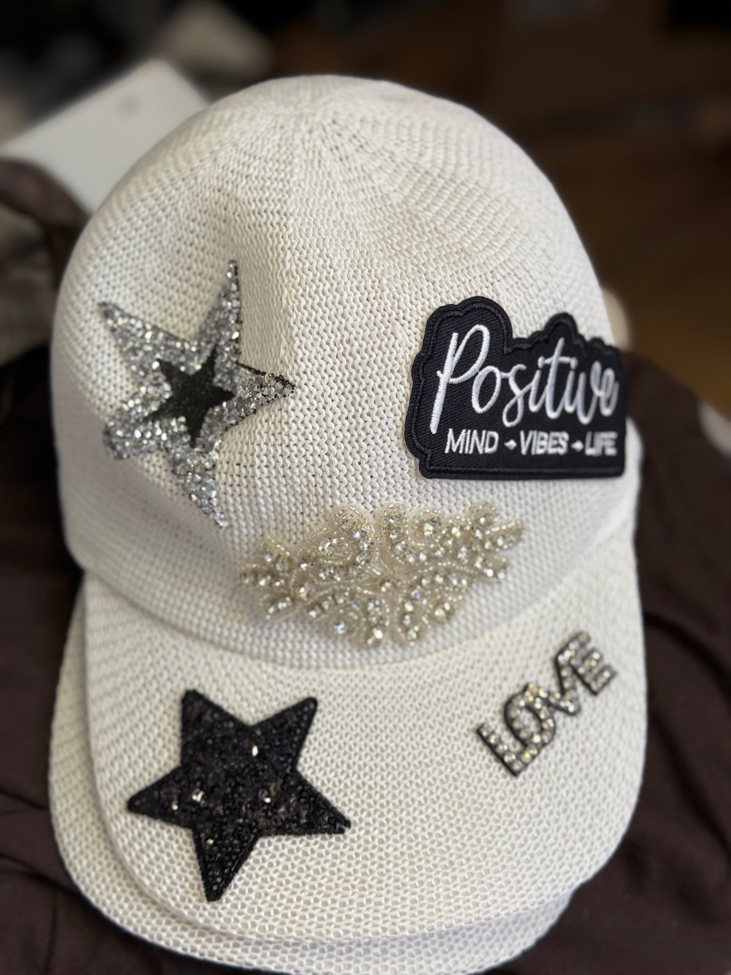 ABpink. Cappello bianco con dettagli unici
