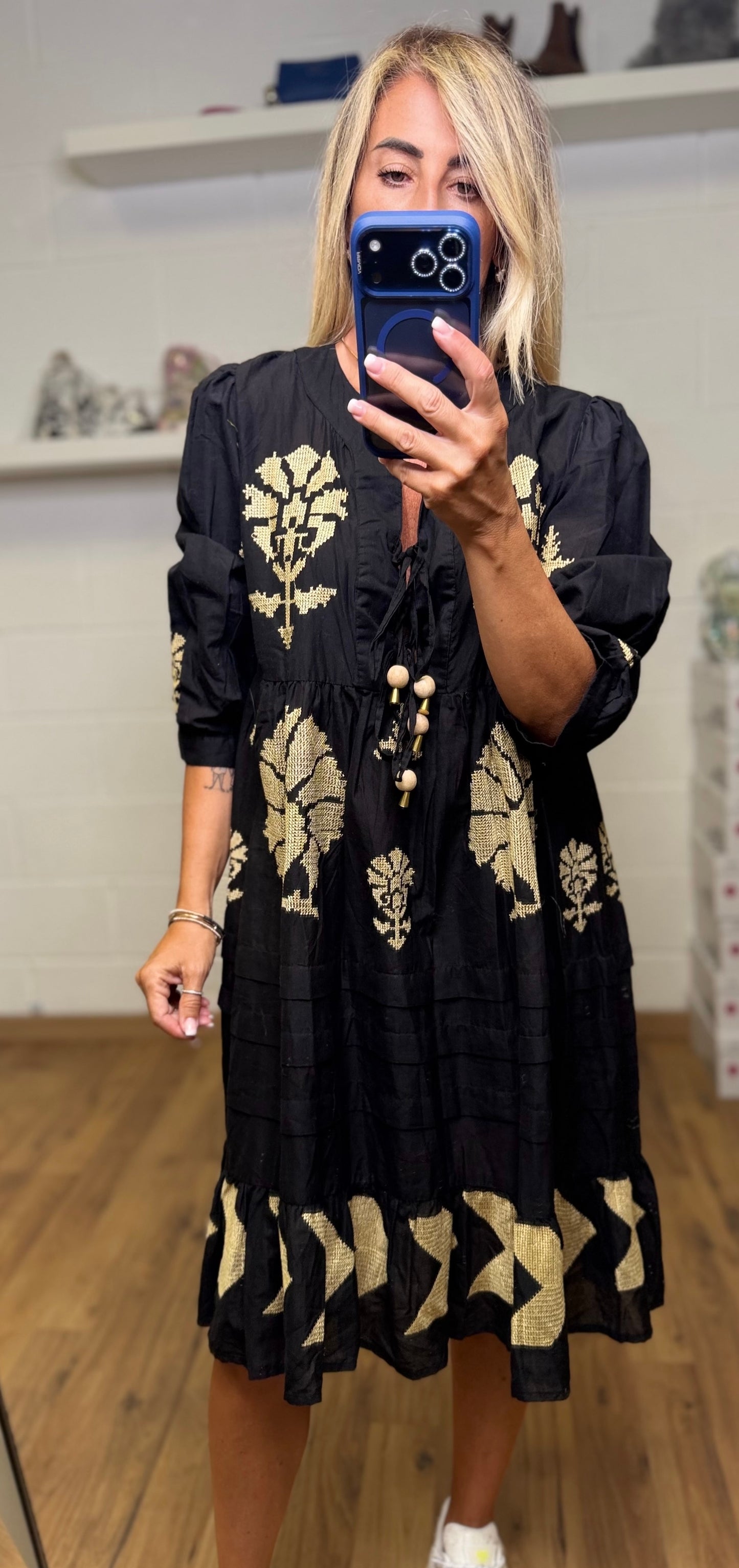Abpink. Abito Midi Boho-Chic con Ricami Oro e Nappine – Nero