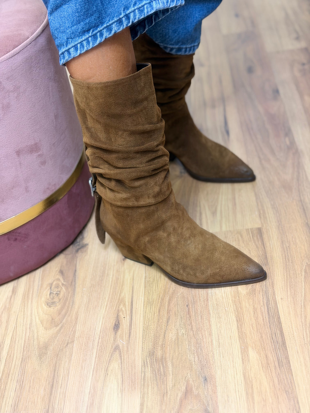 Ducanero. Stivale in suede con fibbia
