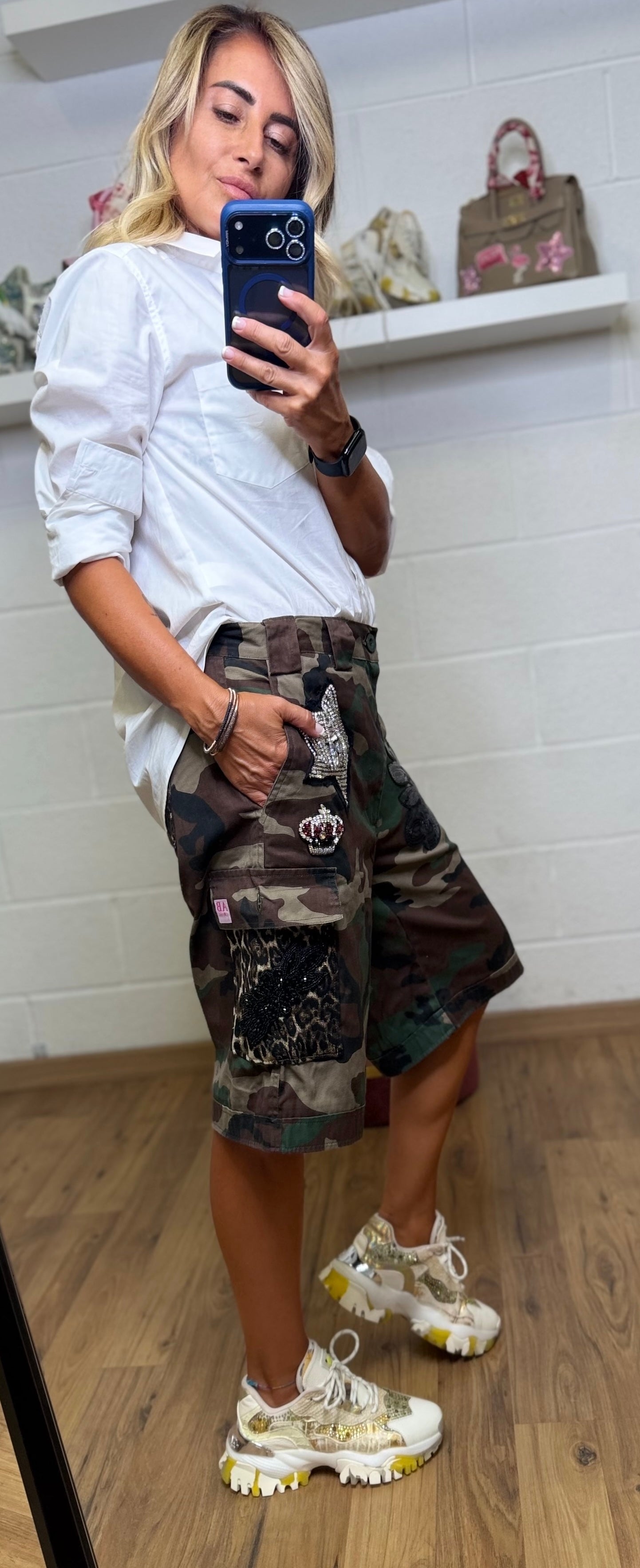 Abpink. Bermuda camouflage con patch gioiello