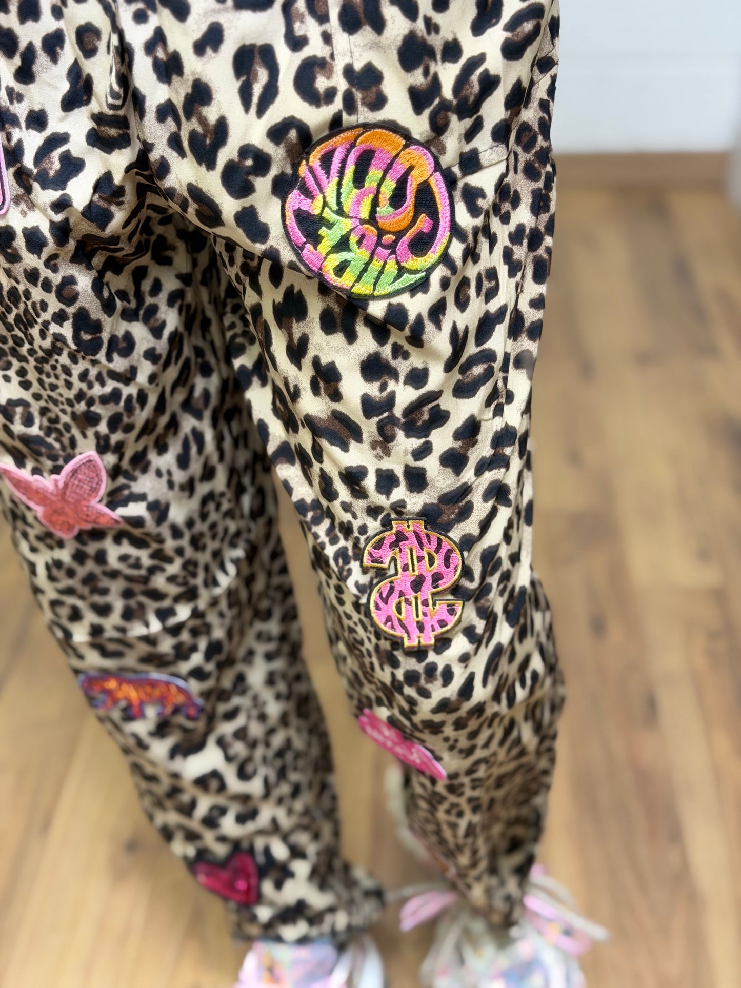 ABpink. Pantalone in stampa animalier con applicazioni