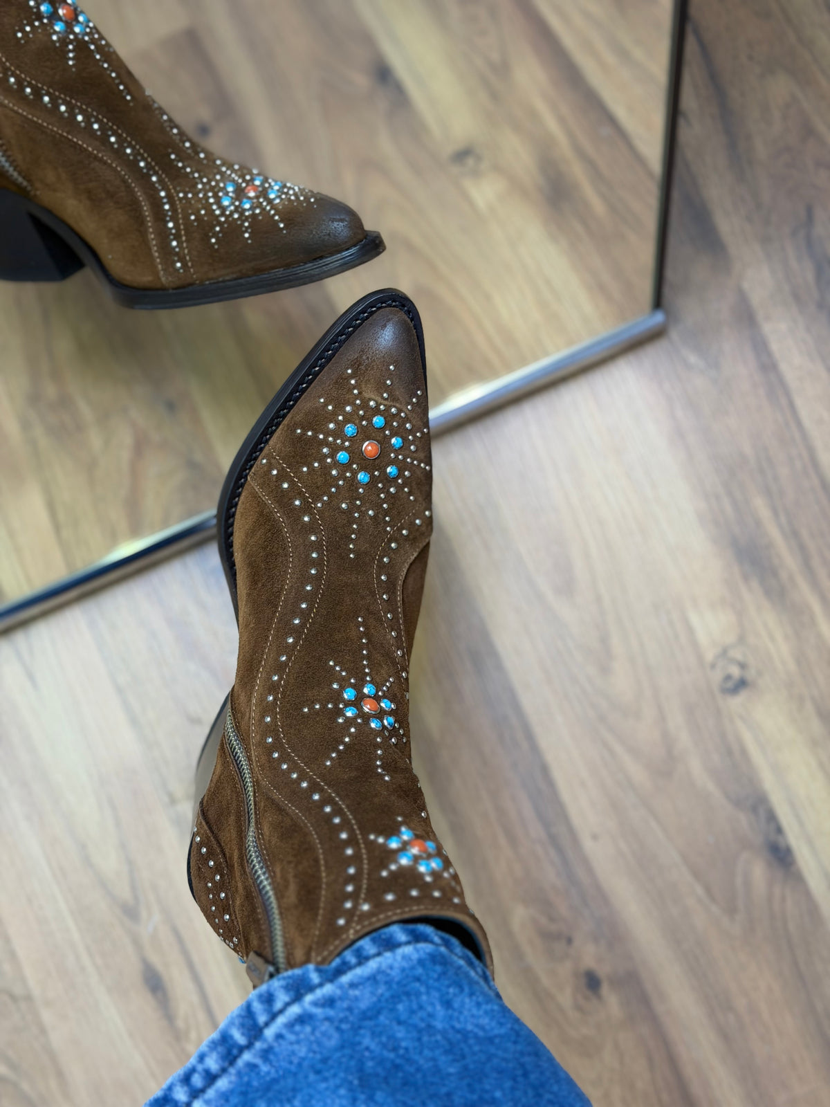 Ducanero. Texano in suede con borchie e pietre