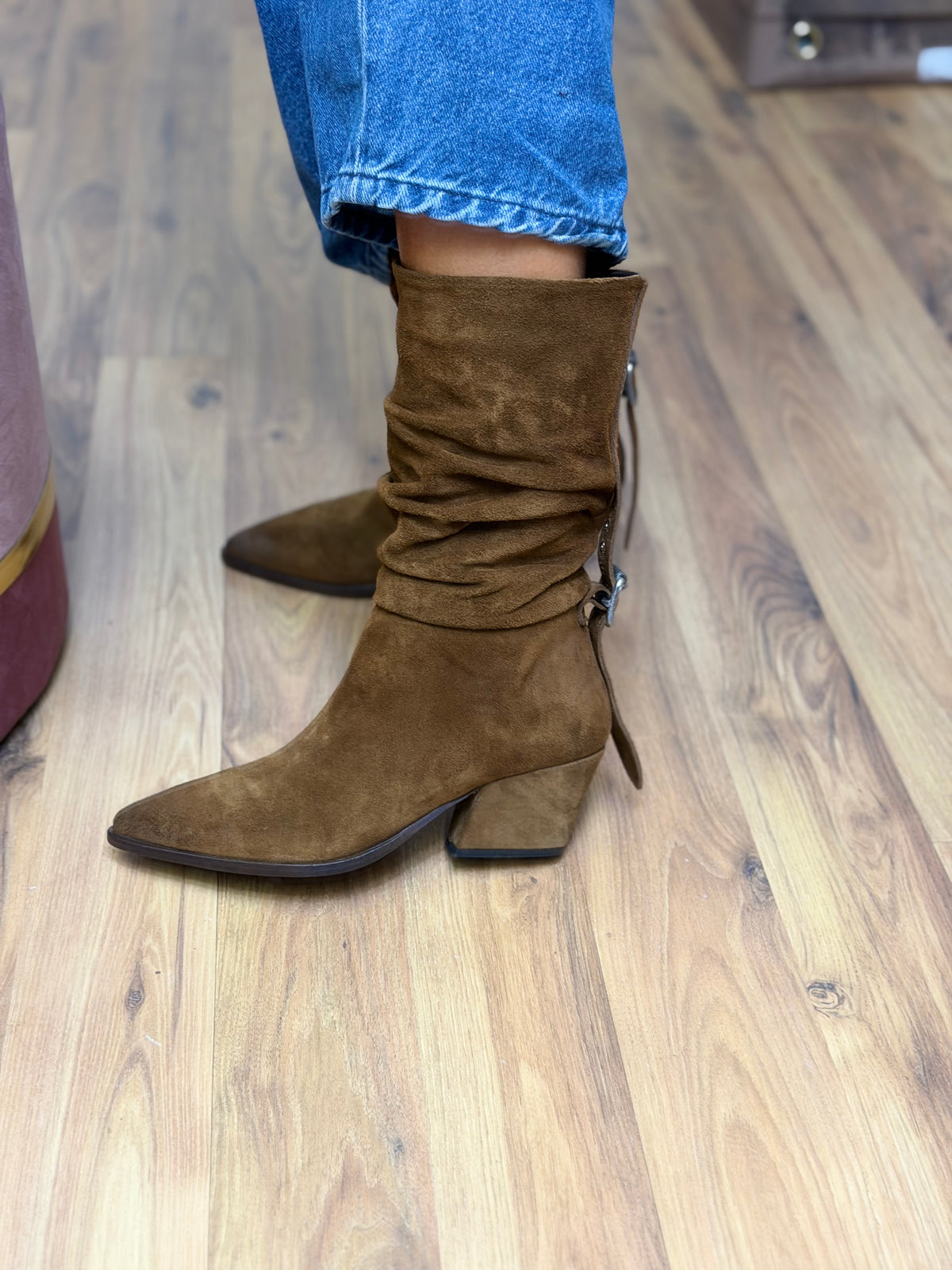 Ducanero. Stivale in suede con fibbia