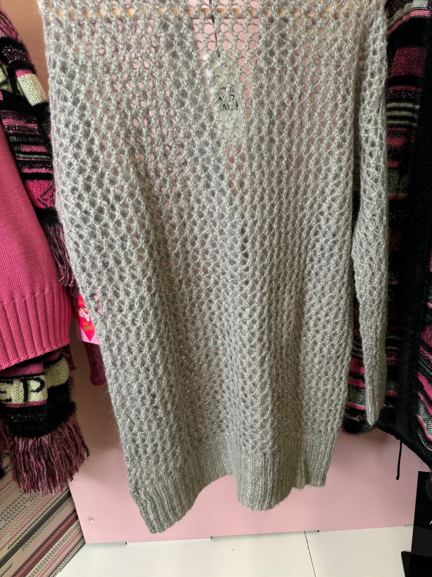 Attic and barn. Cardigan grigio