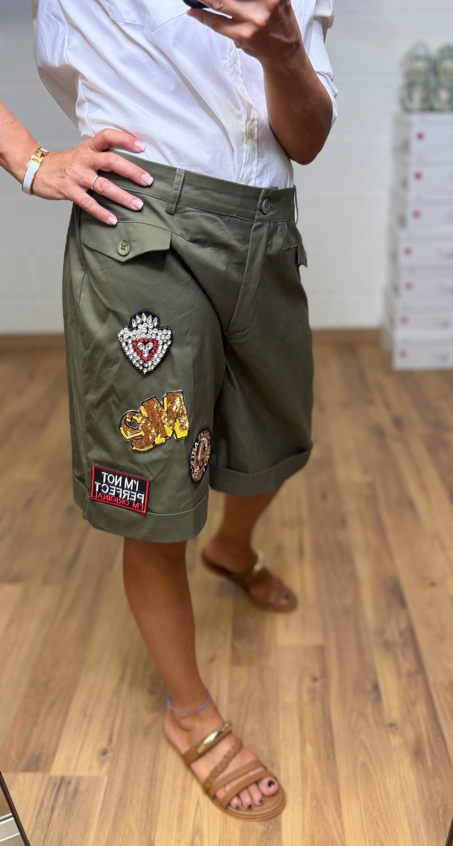 ABpink. Bermuda verde militare con patch