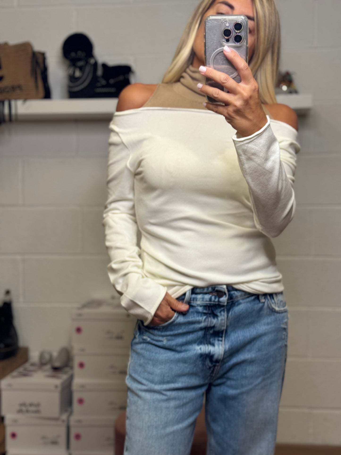 Maglia bianca e tortora.