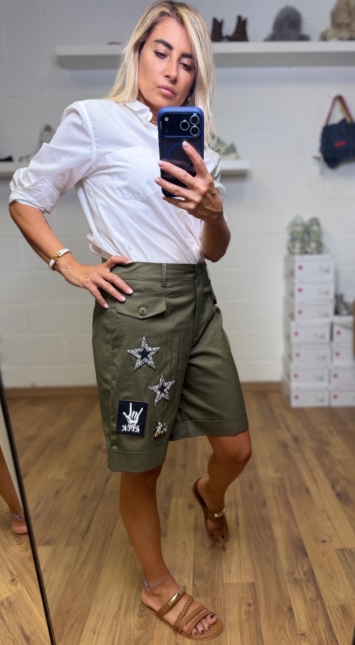 ABpink. Bermuda verde militare con patch