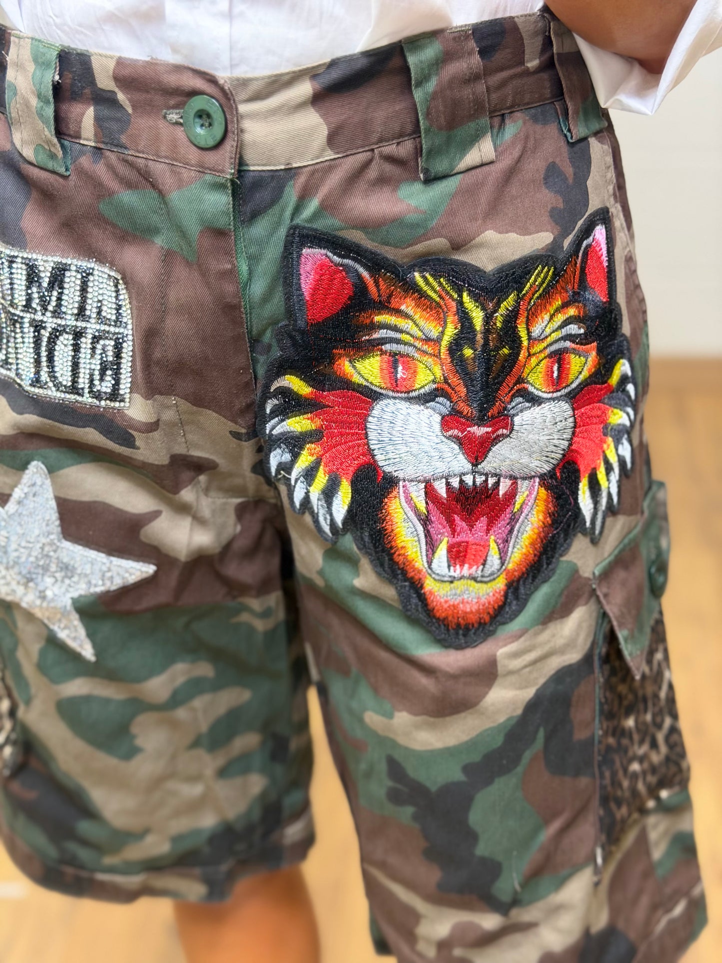 Abpink. Bermuda camouflage con patch gioiello