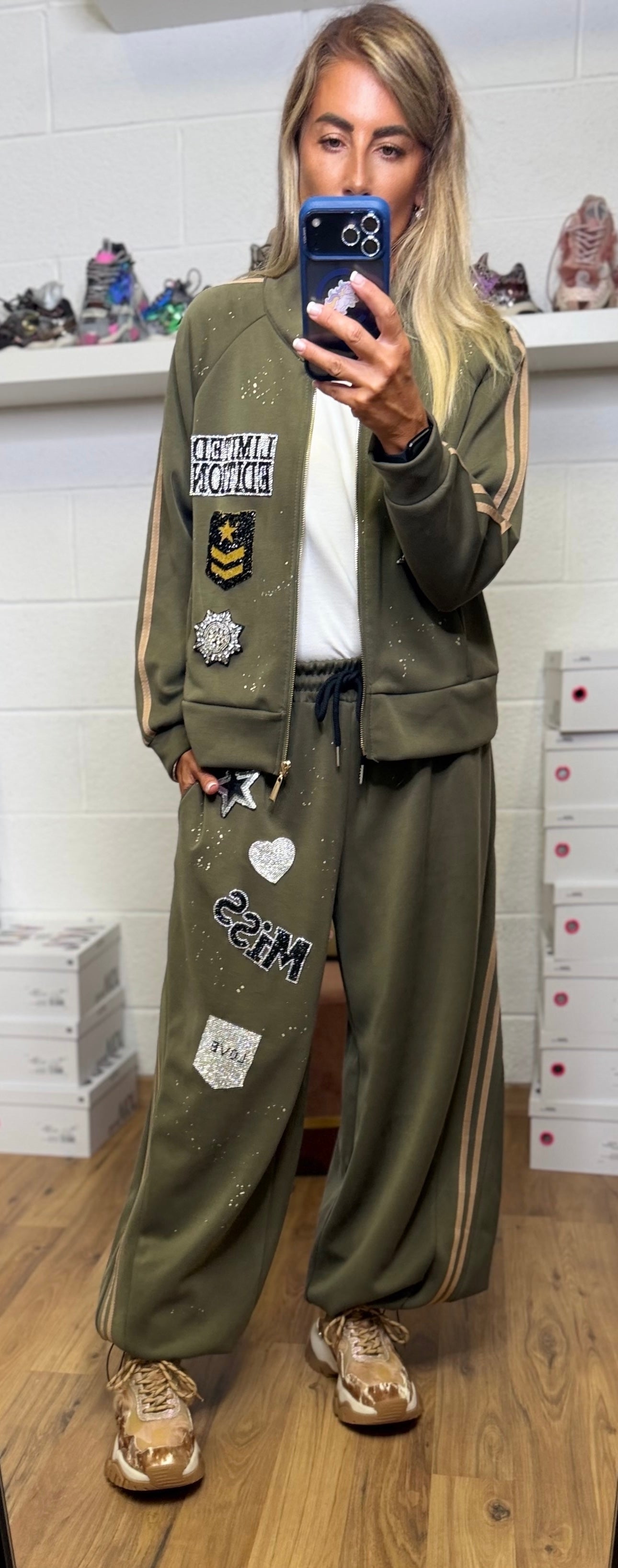 Abpink. Completo verde militare con dettagli gioiello
