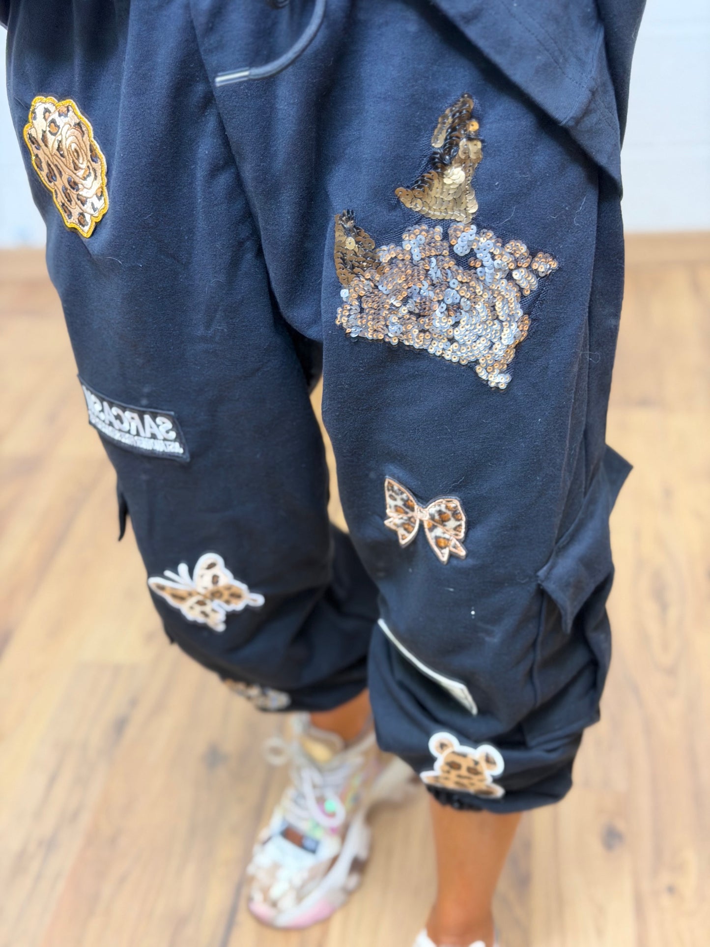 Abpink. Cargo nero patch gioiello