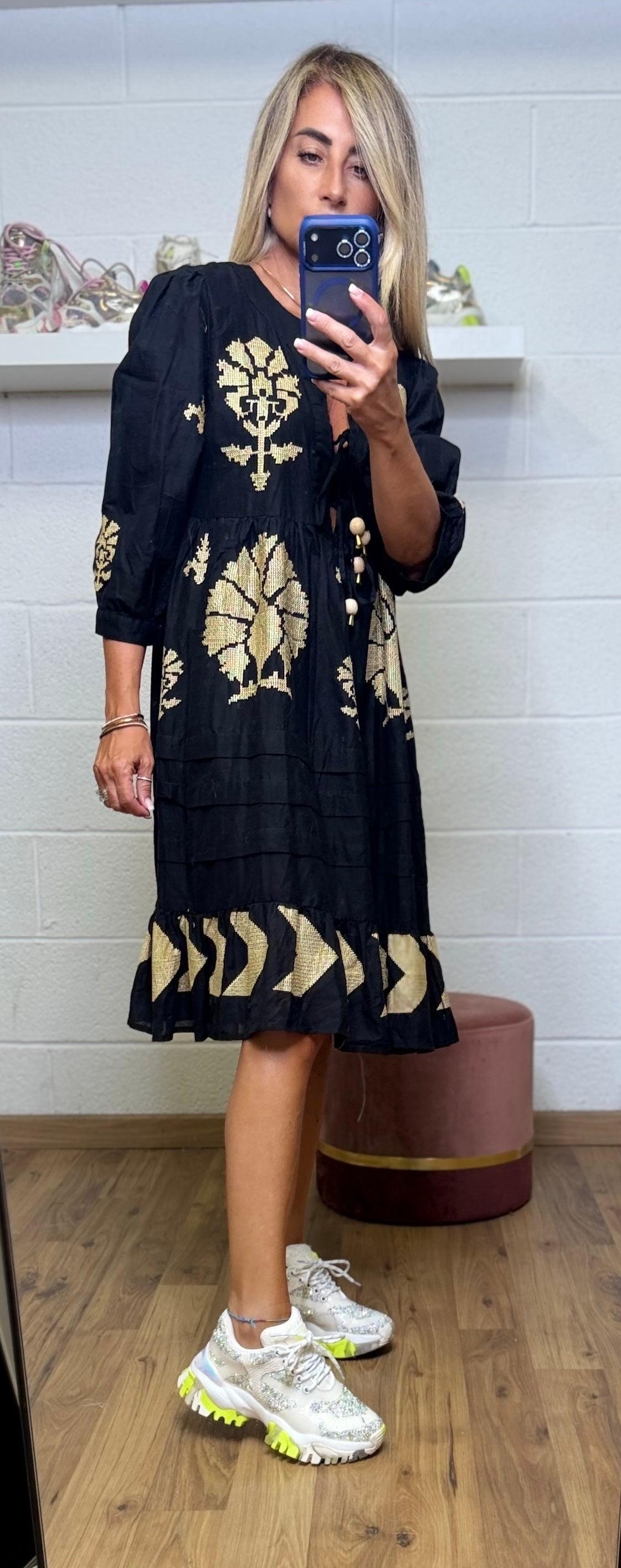 Abpink. Abito Midi Boho-Chic con Ricami Oro e Nappine – Nero