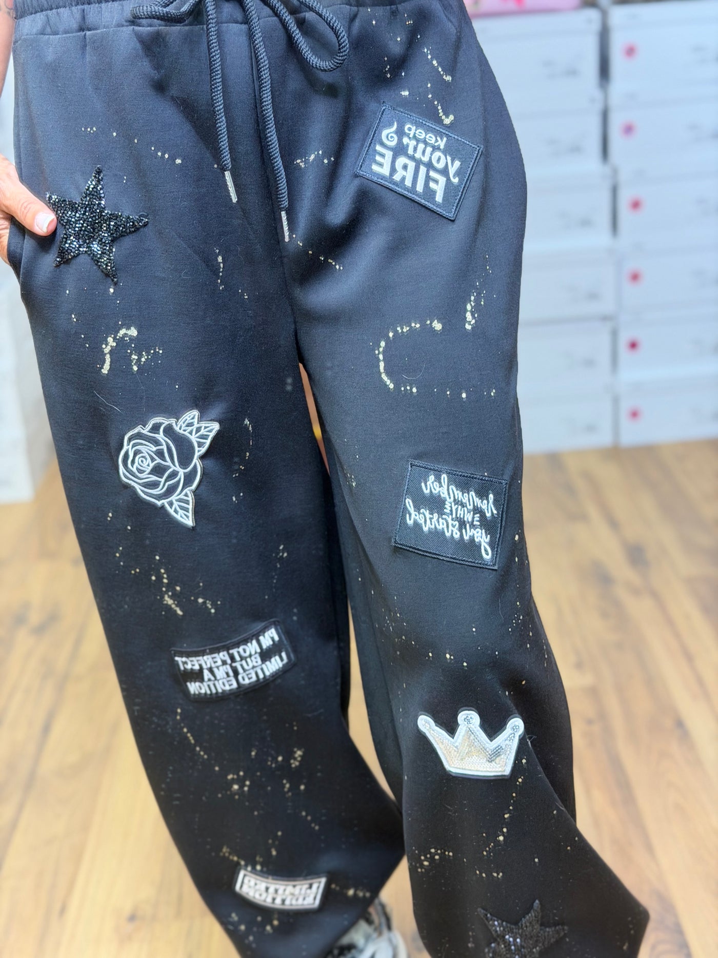Abpink. Pantalone jogger patch & ricami