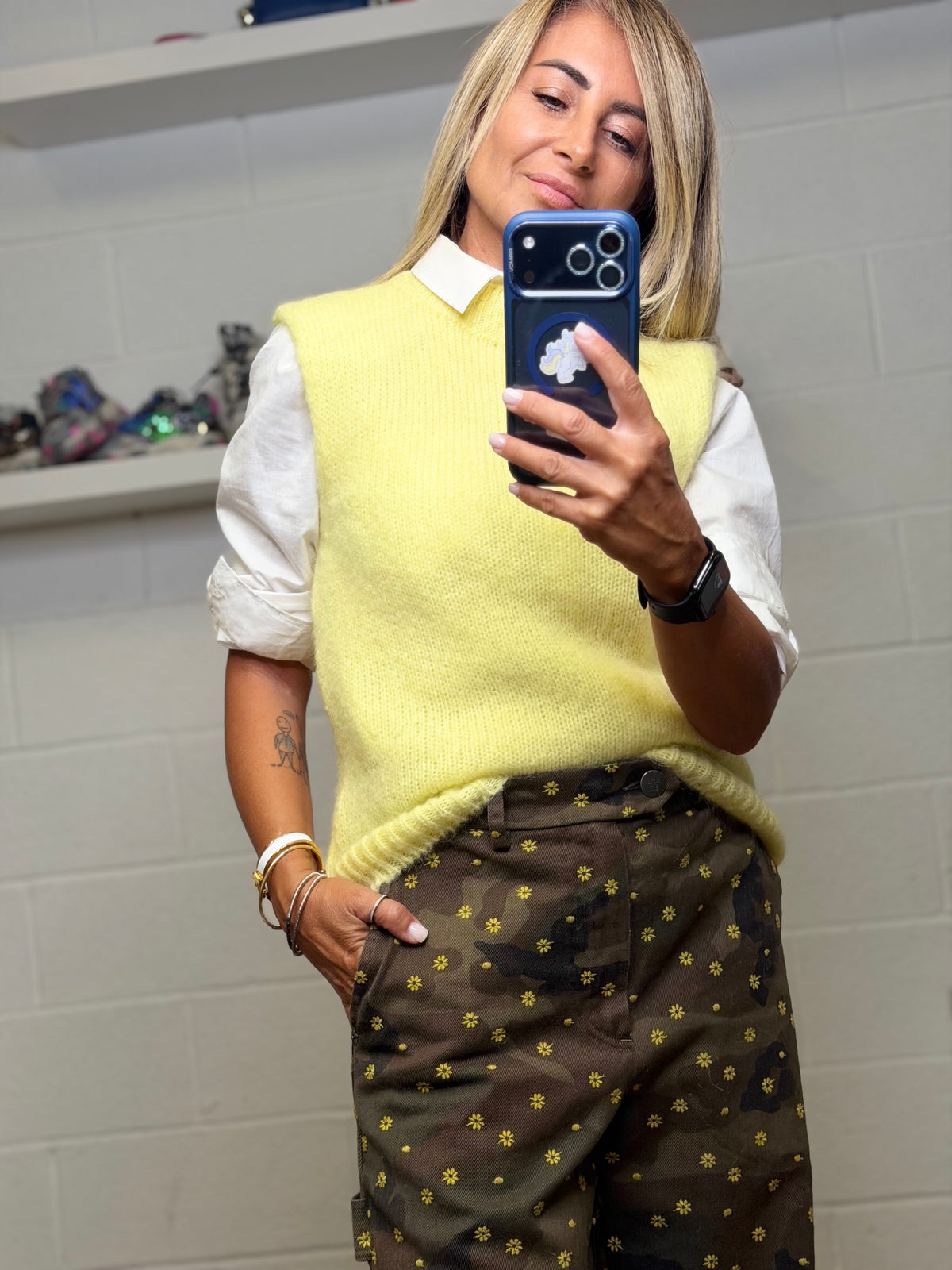 Emma red. Gilet in maglia gialla.