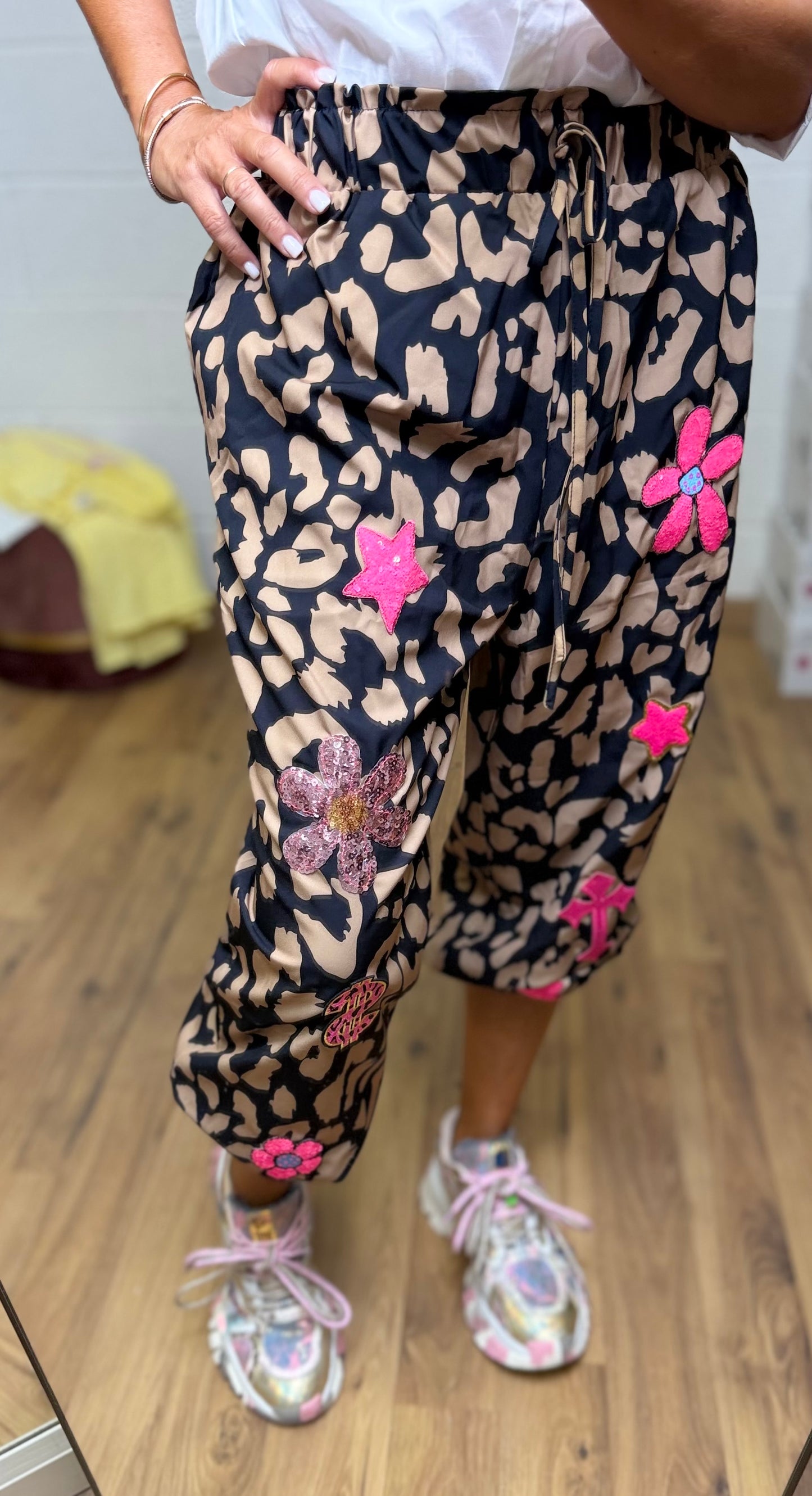 ABpink. Pantalone animalier con applicazioni – Pezzo Unico