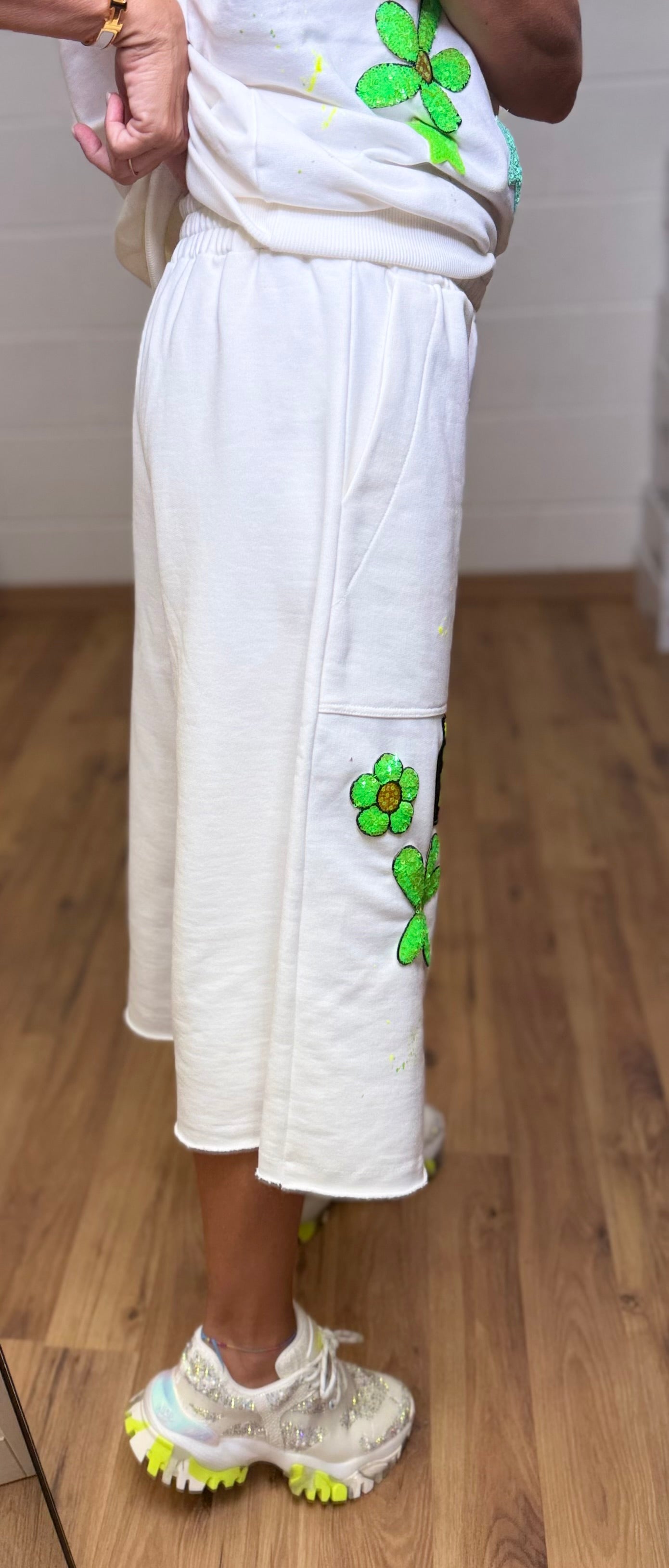 ABpink. Completo bianco fiori fluo