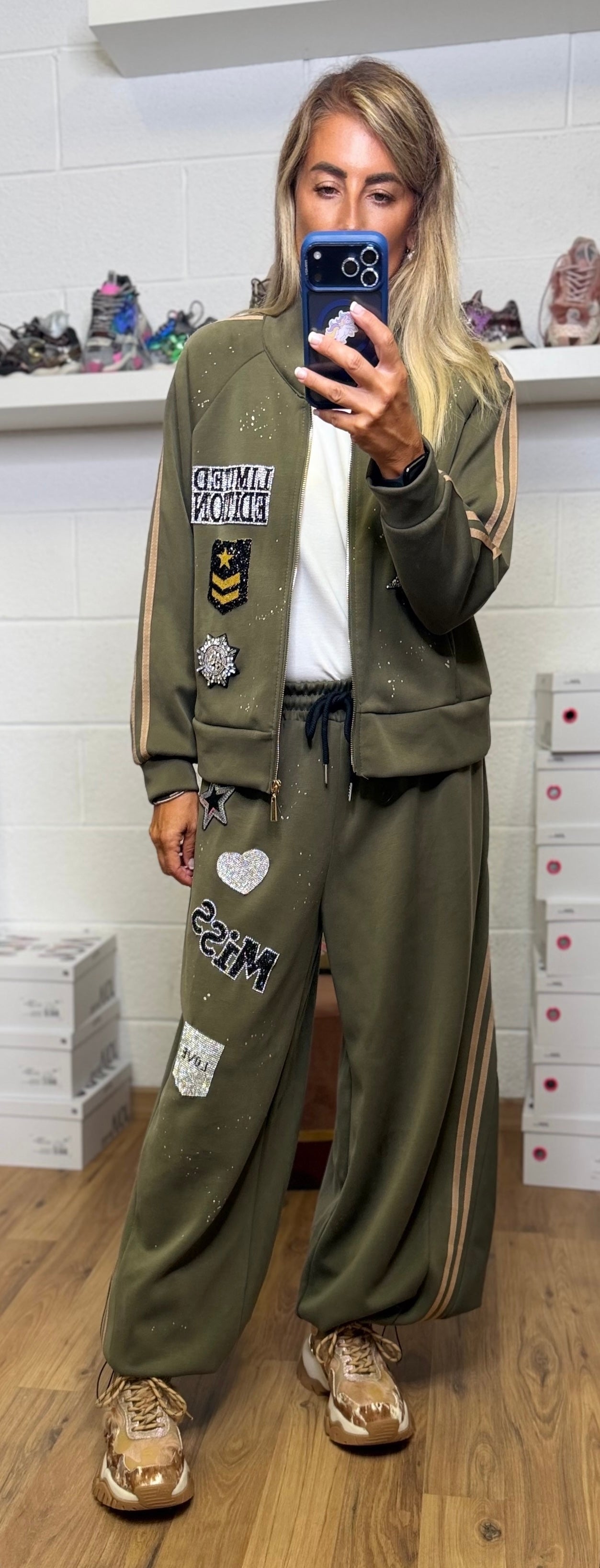 Abpink. Completo verde militare con dettagli gioiello