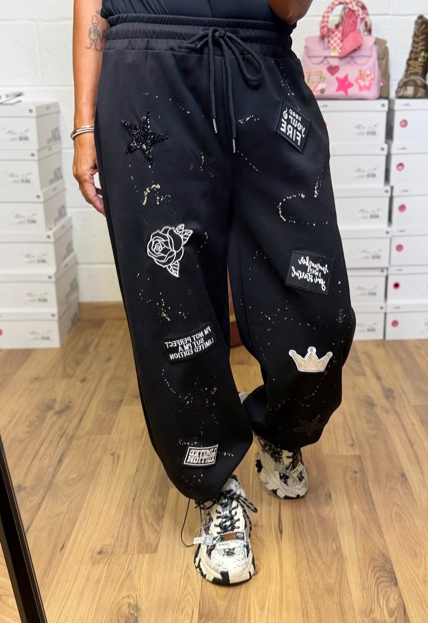 Abpink. Pantalone jogger patch & ricami