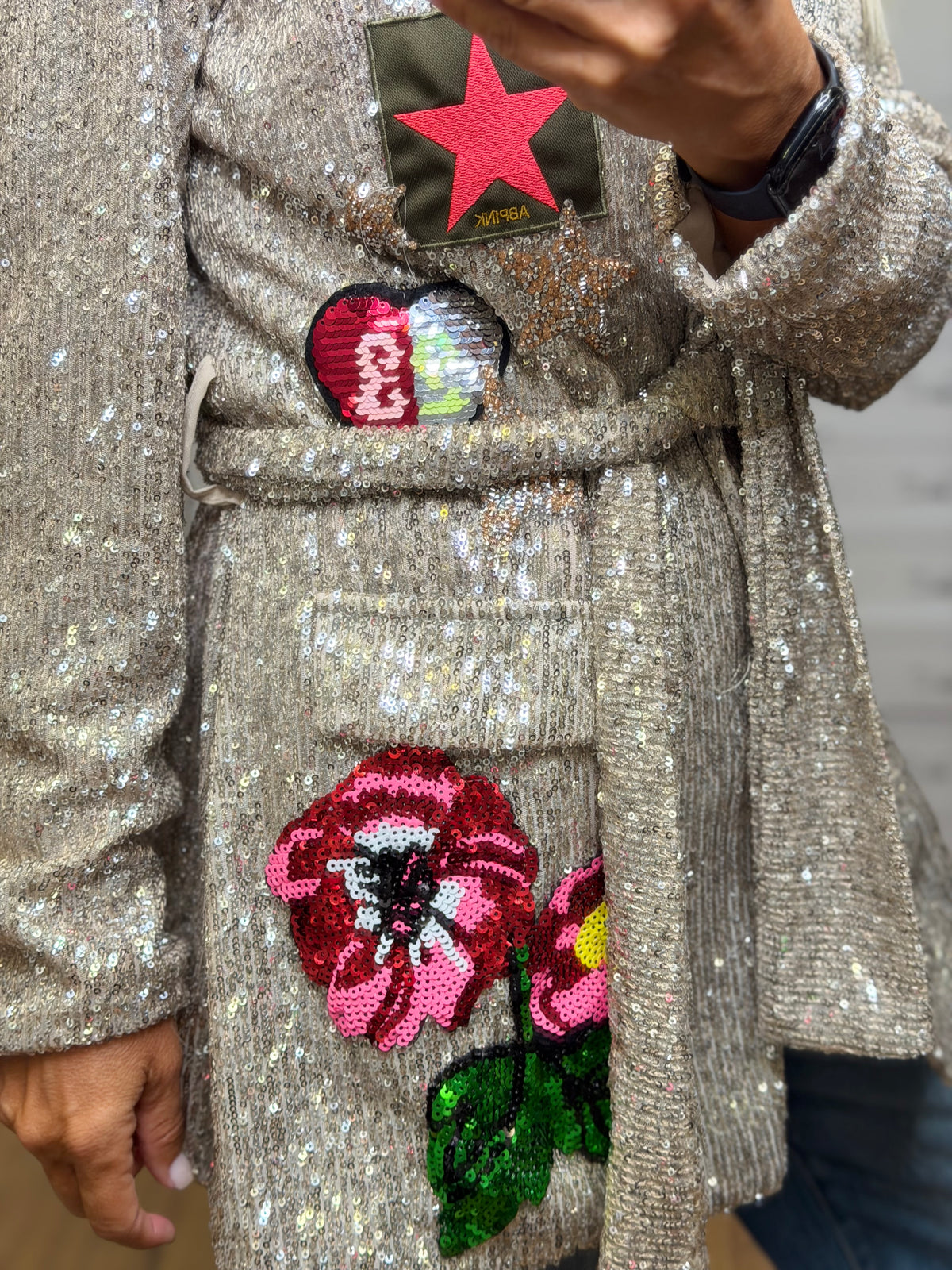 Abpink. Blazer gioiello in paillettes con patch