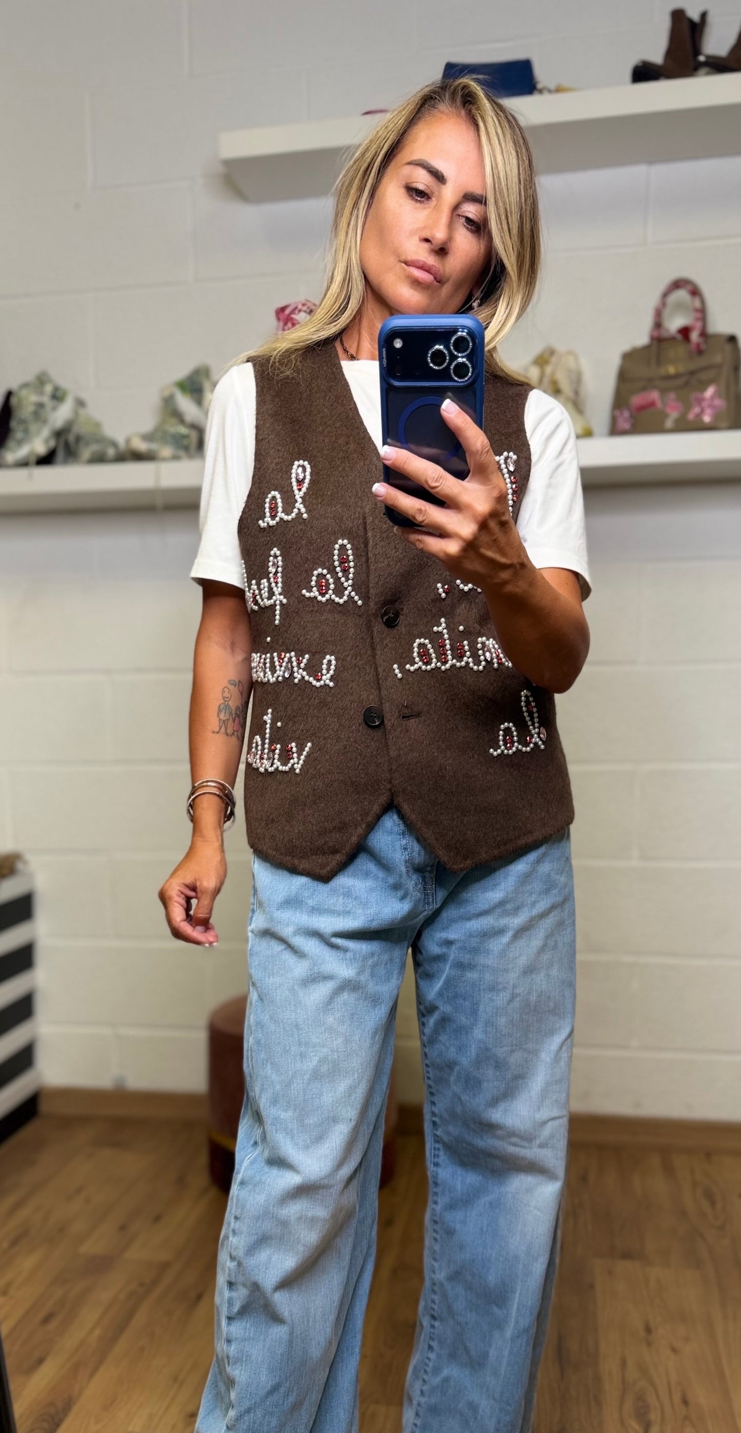 Front Street. Gilet marrone con scritte gioiello