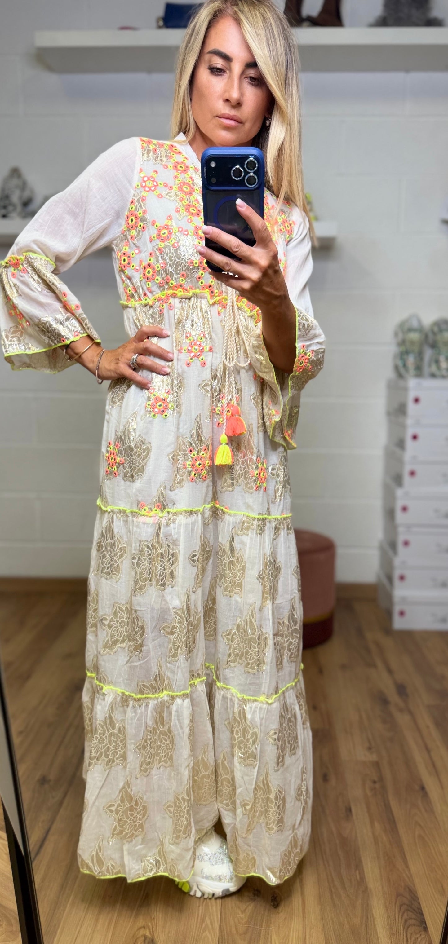 ABpink. Abito lungo boho ricamato con dettagli fluo