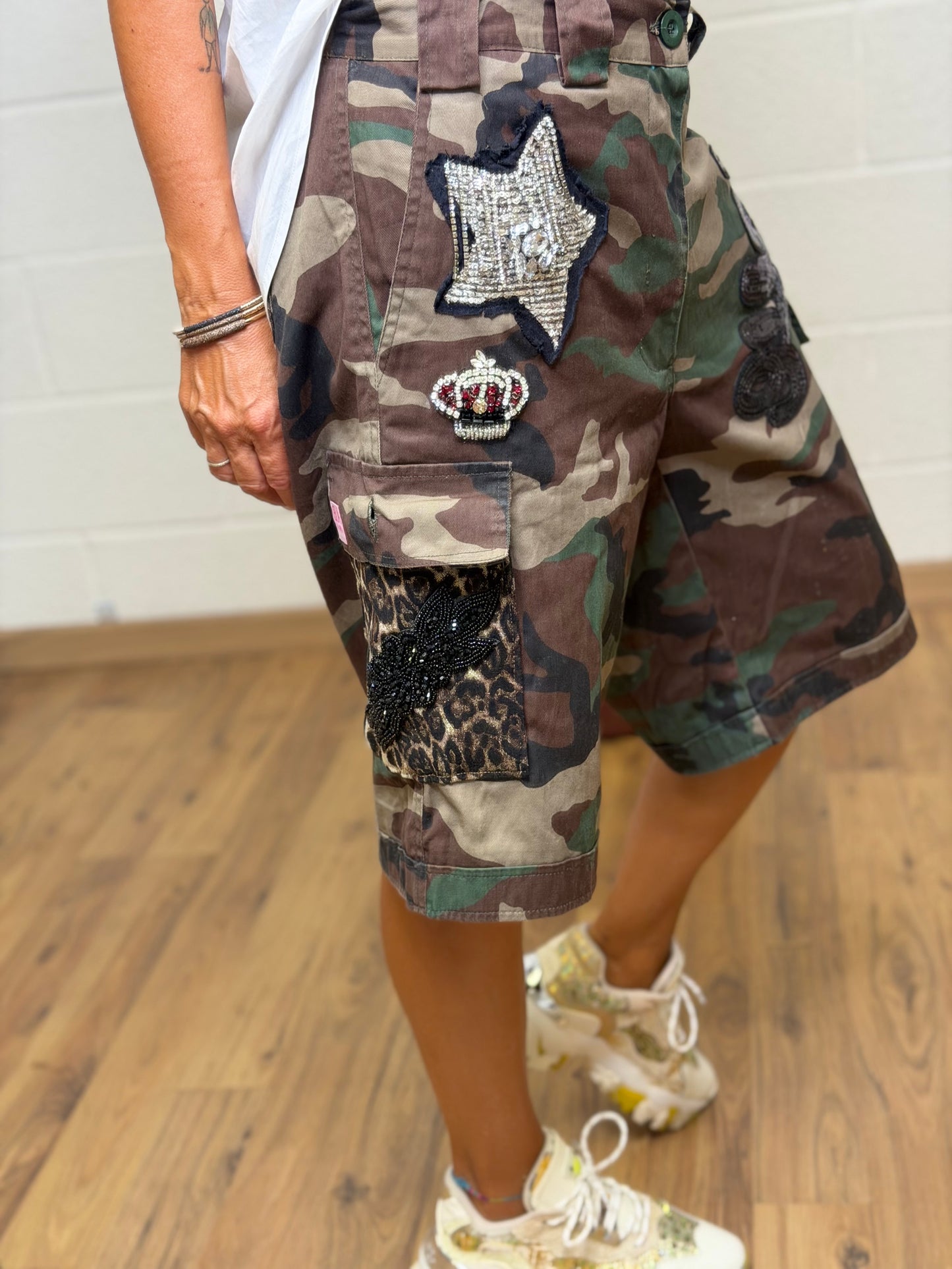 Abpink. Bermuda camouflage con patch gioiello