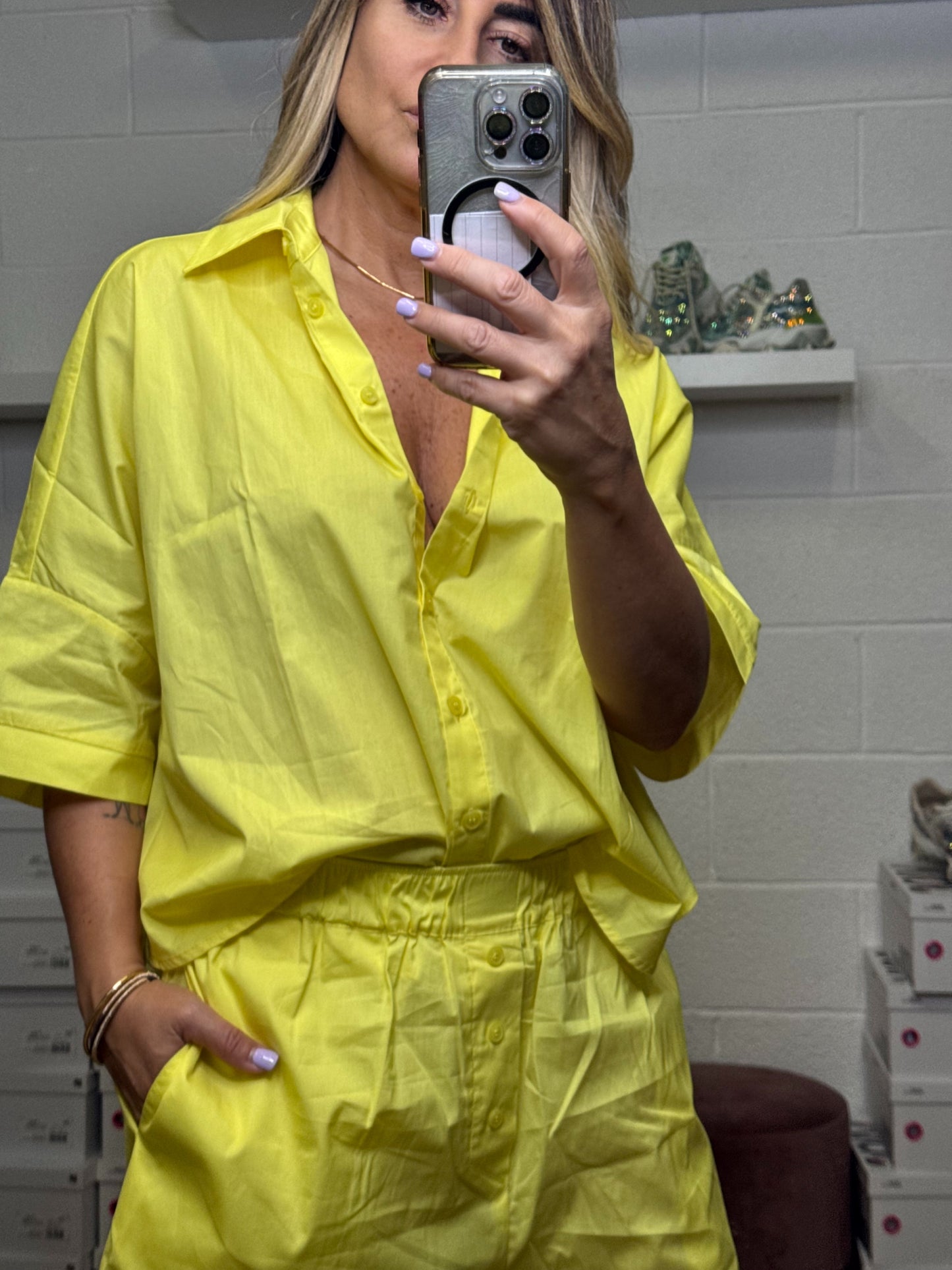 Emma red. Camicia over gialla ampia e leggera-40%