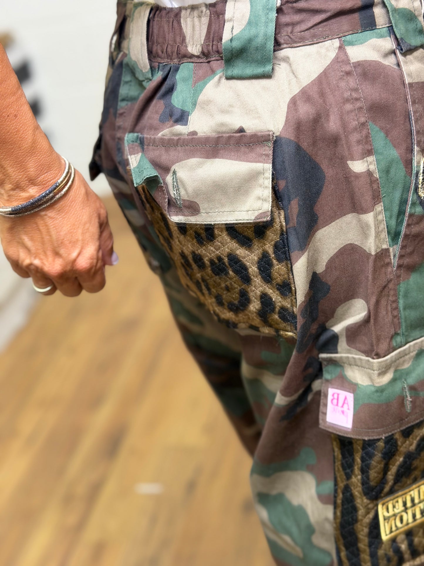 Abpink. Bermuda camouflage con patch gioiello