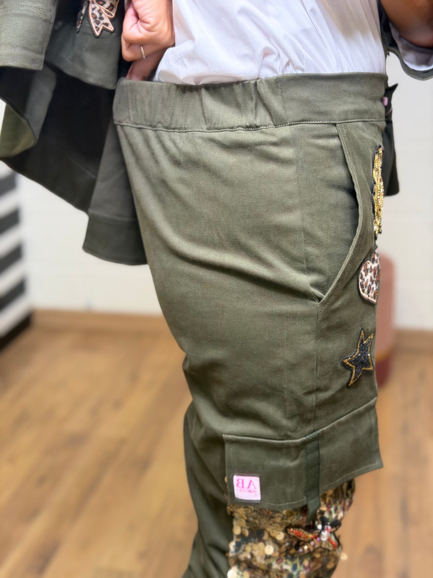 Abpink. Cargo military ricamato