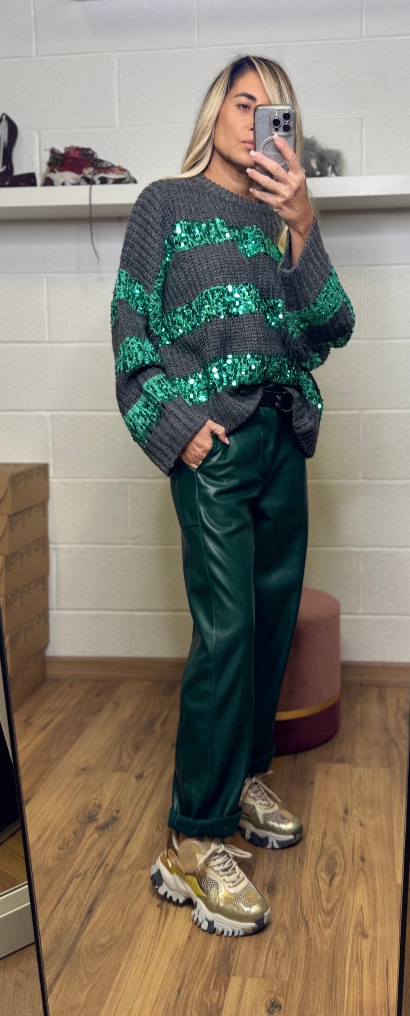 Dixie. Pull grigio con paillettes verde smeraldo
