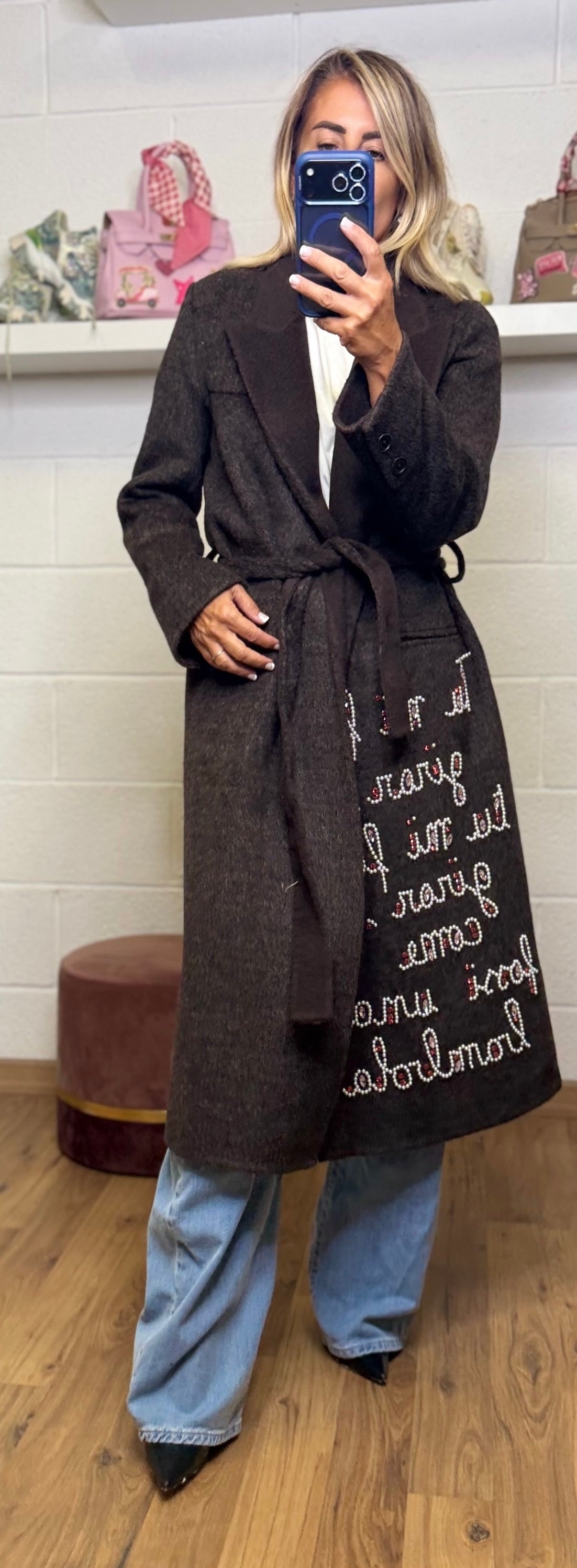 Front Street. Cappotto lungo con scritta gioiello