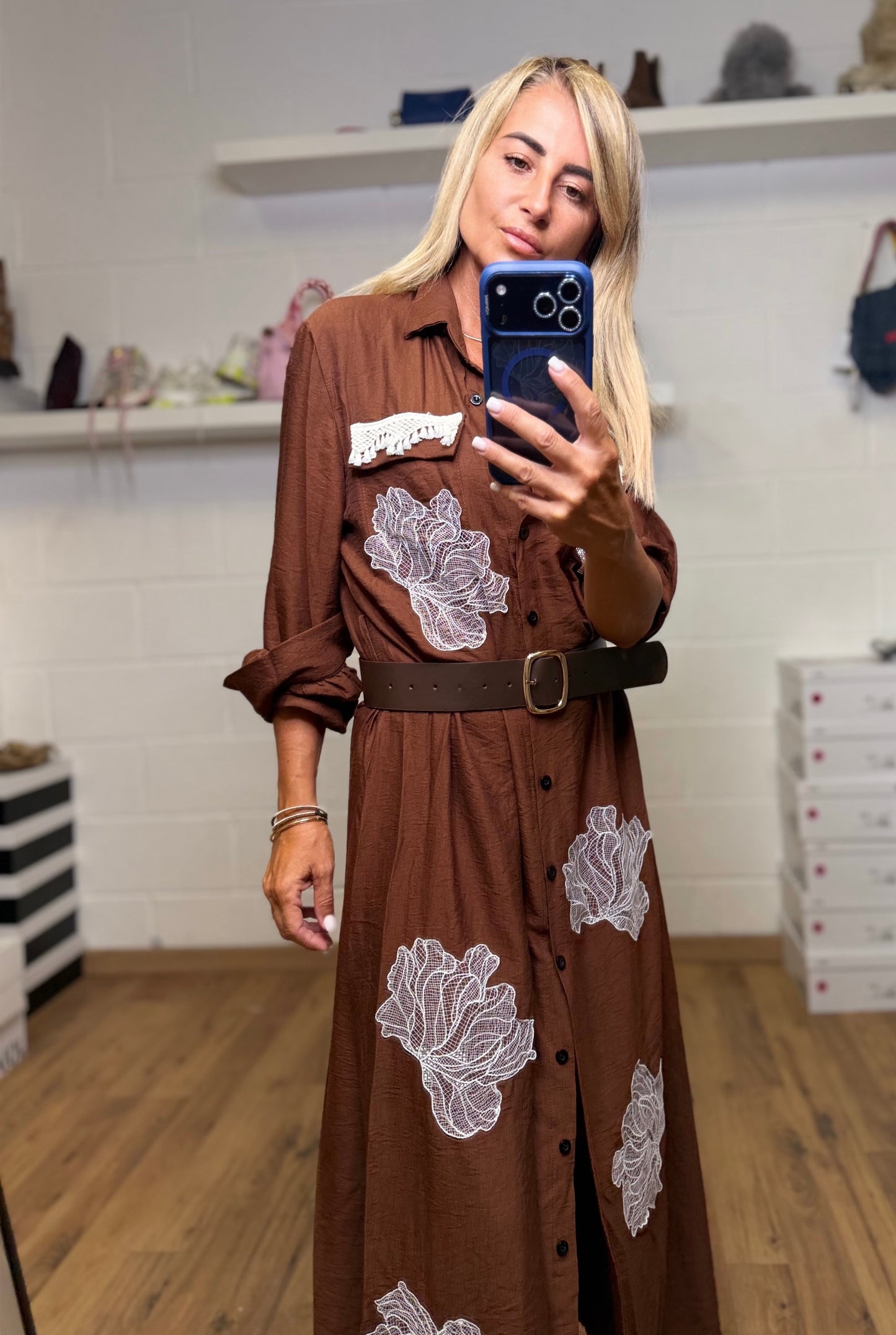 Abpink. Chemisier cioccolato con cintura coordinata